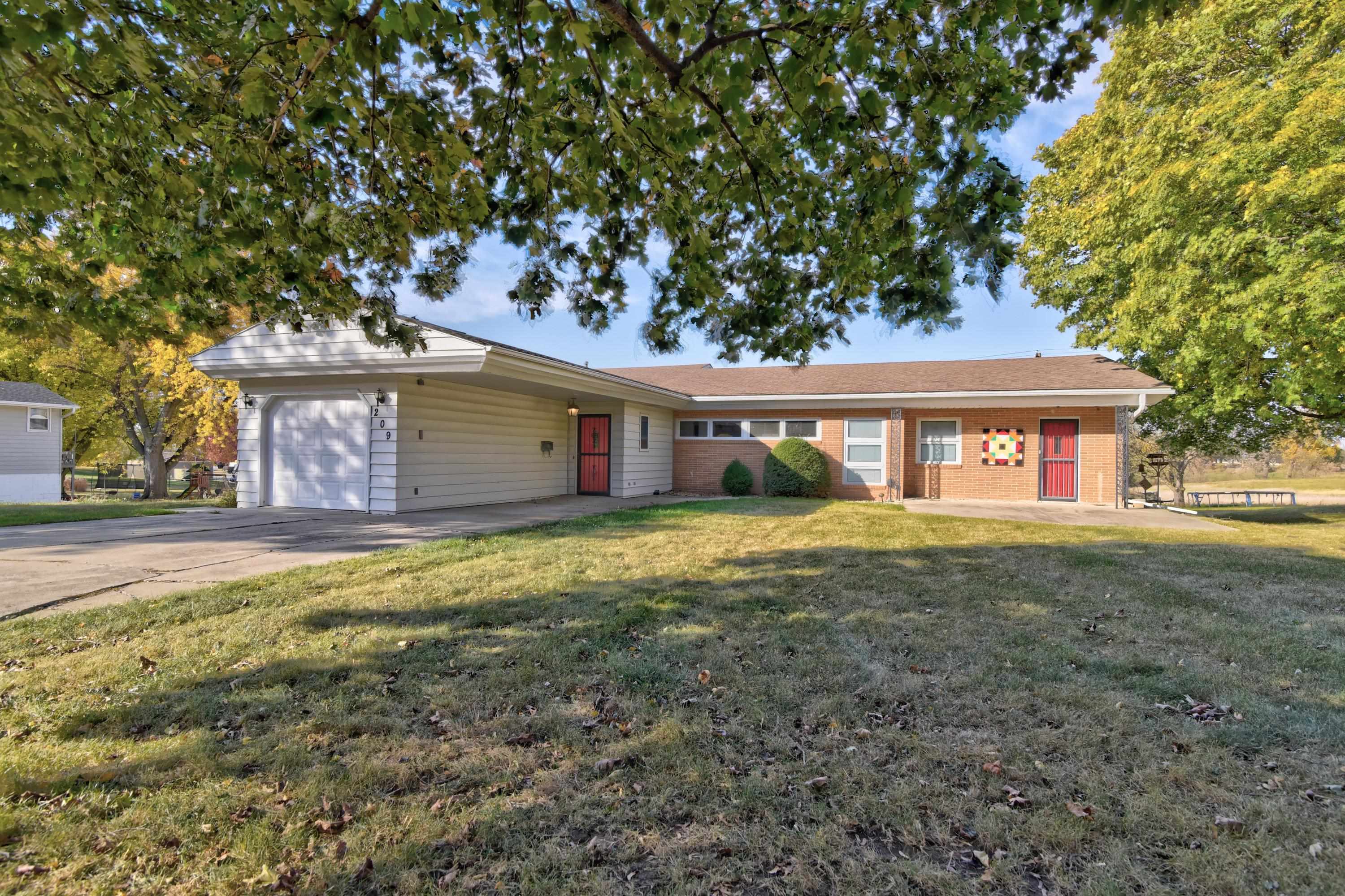 209 3rd Street, Armstrong, IA 50514 