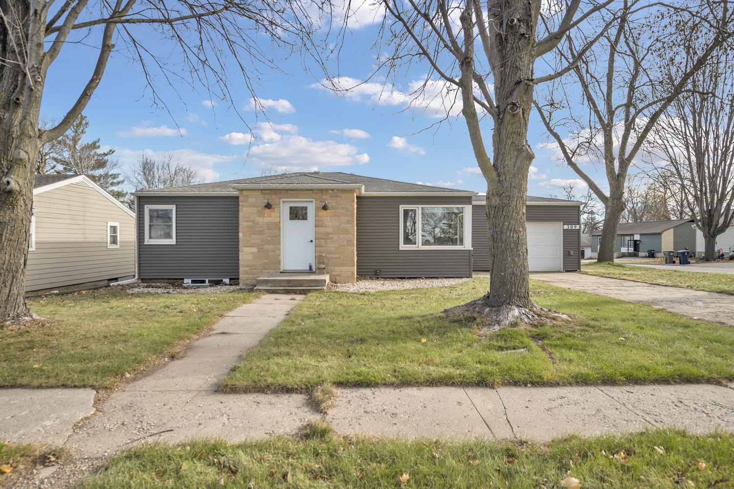 309 2nd Street, Lake Park, IA 51347 
