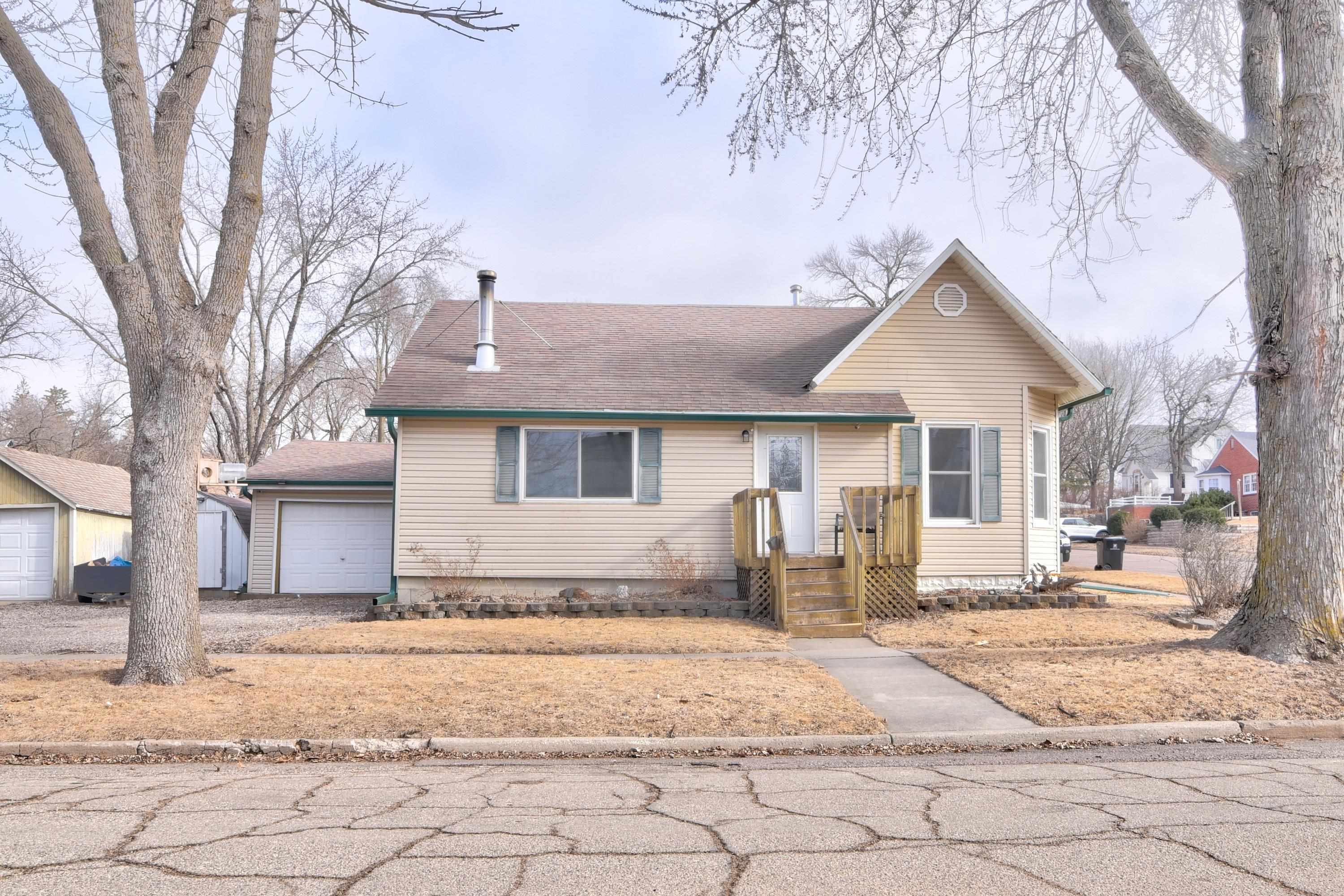 621 10th Avenue, Estherville, IA 51334 