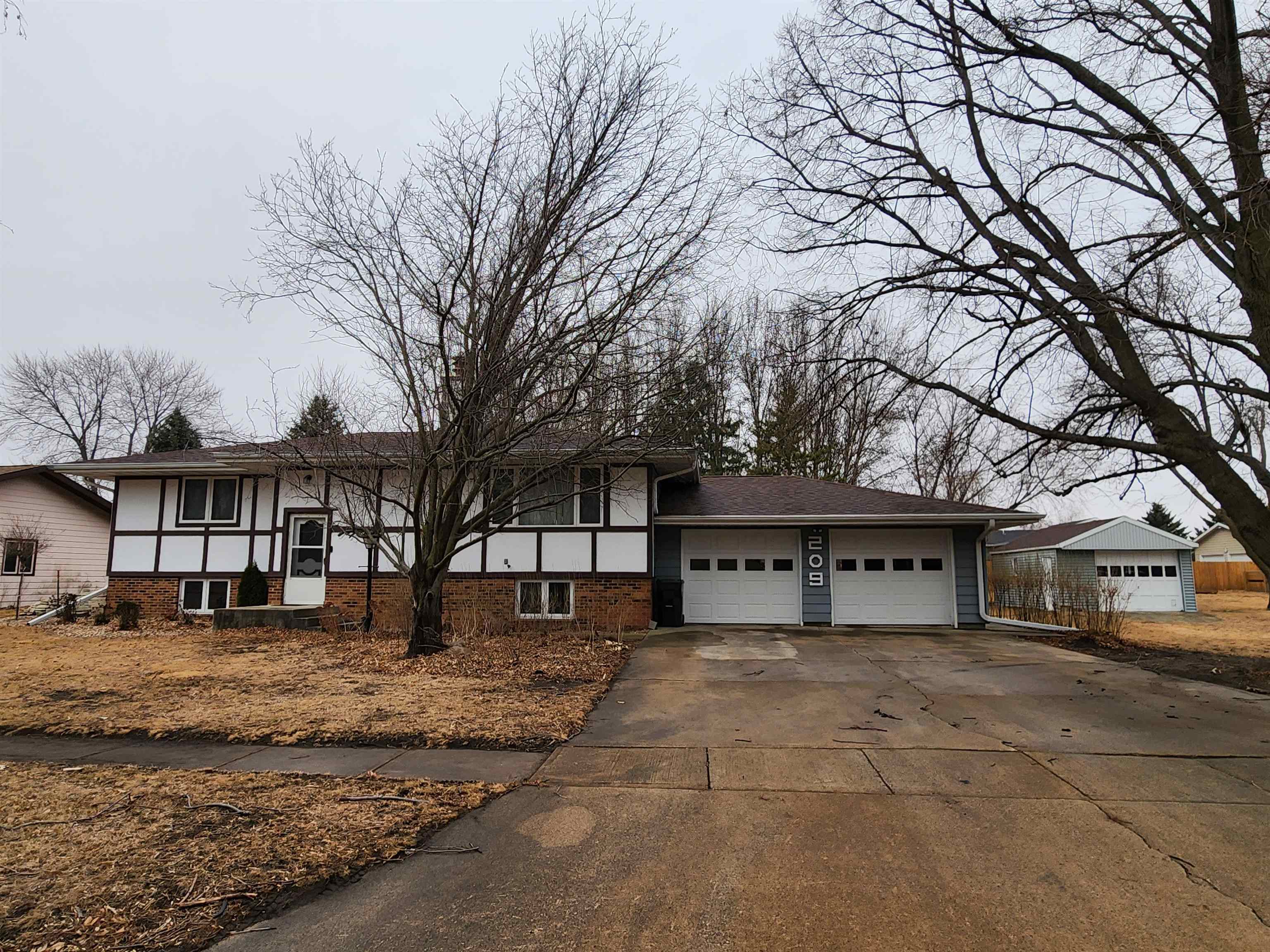 209 Superior Street, Emmetsburg, IA 50536 
