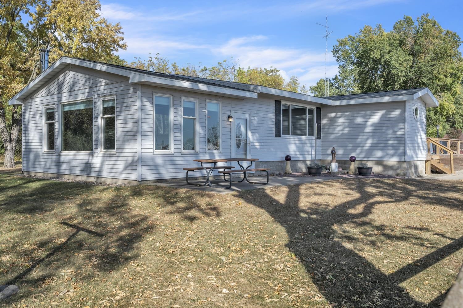409 Okoboji Avenue, Milford, IA 51351 