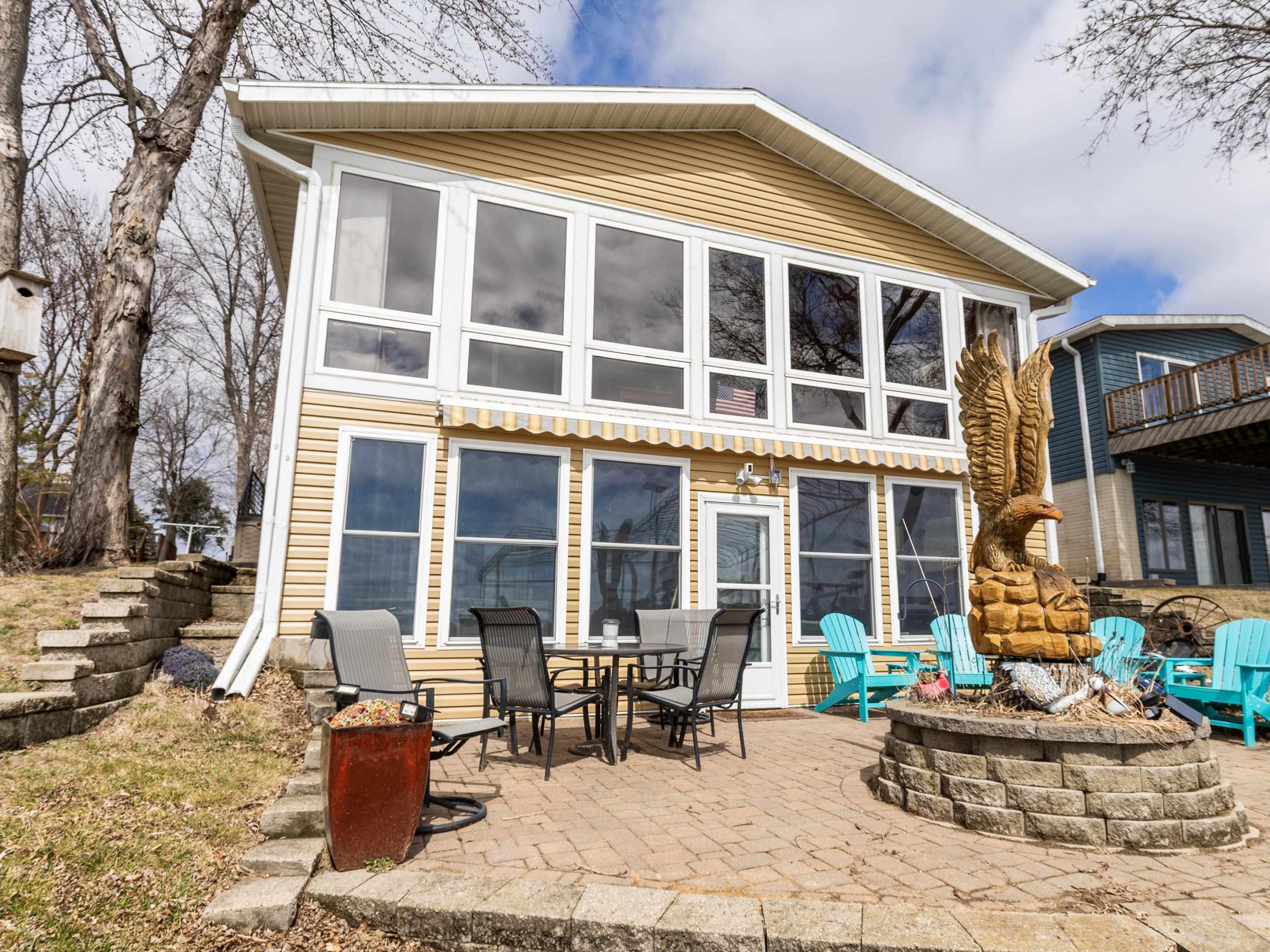 25781 105th St, Spirit Lake, IA 51360 