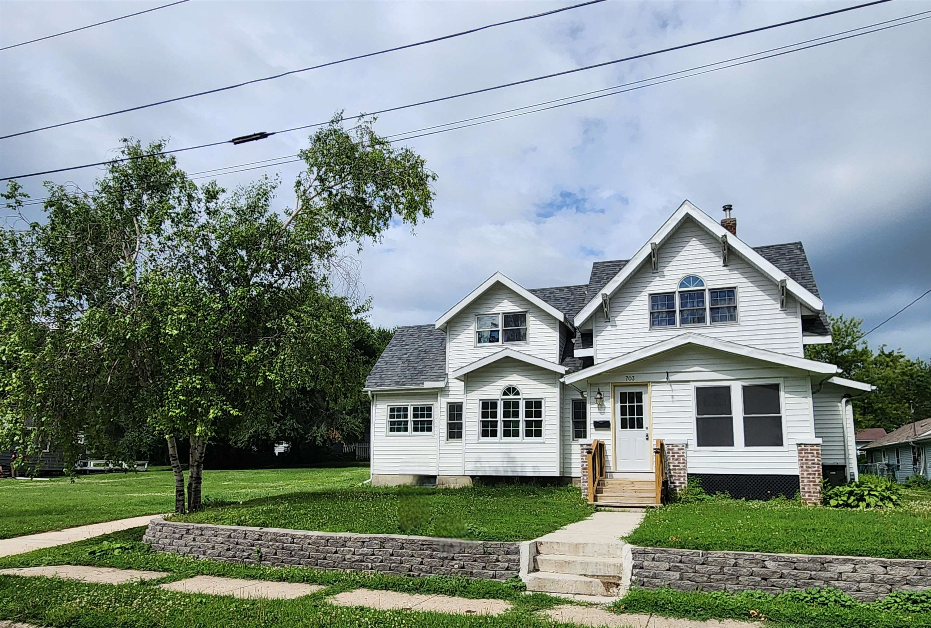 703 Des Moines Street, Emmetsburg, IA 50536 