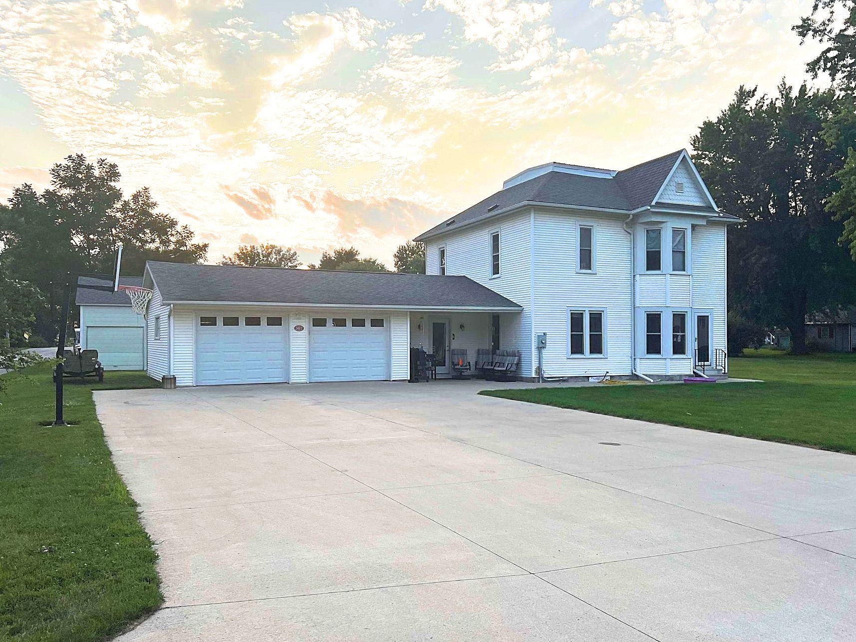 307 Cameron Avenue, Graettinger, IA 51342 