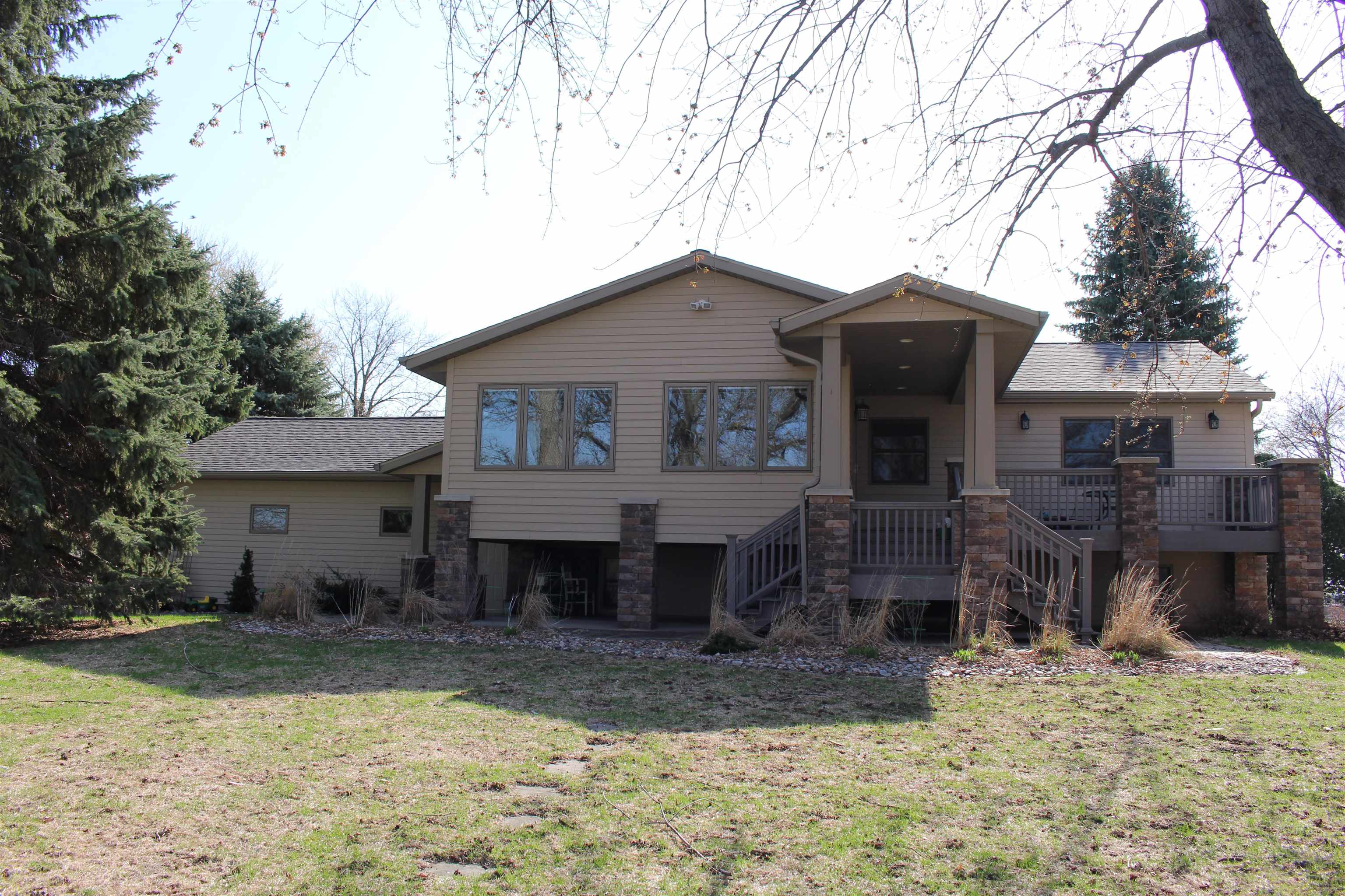 84 Lake Shore Drive, Emmetsburg, IA 50536 
