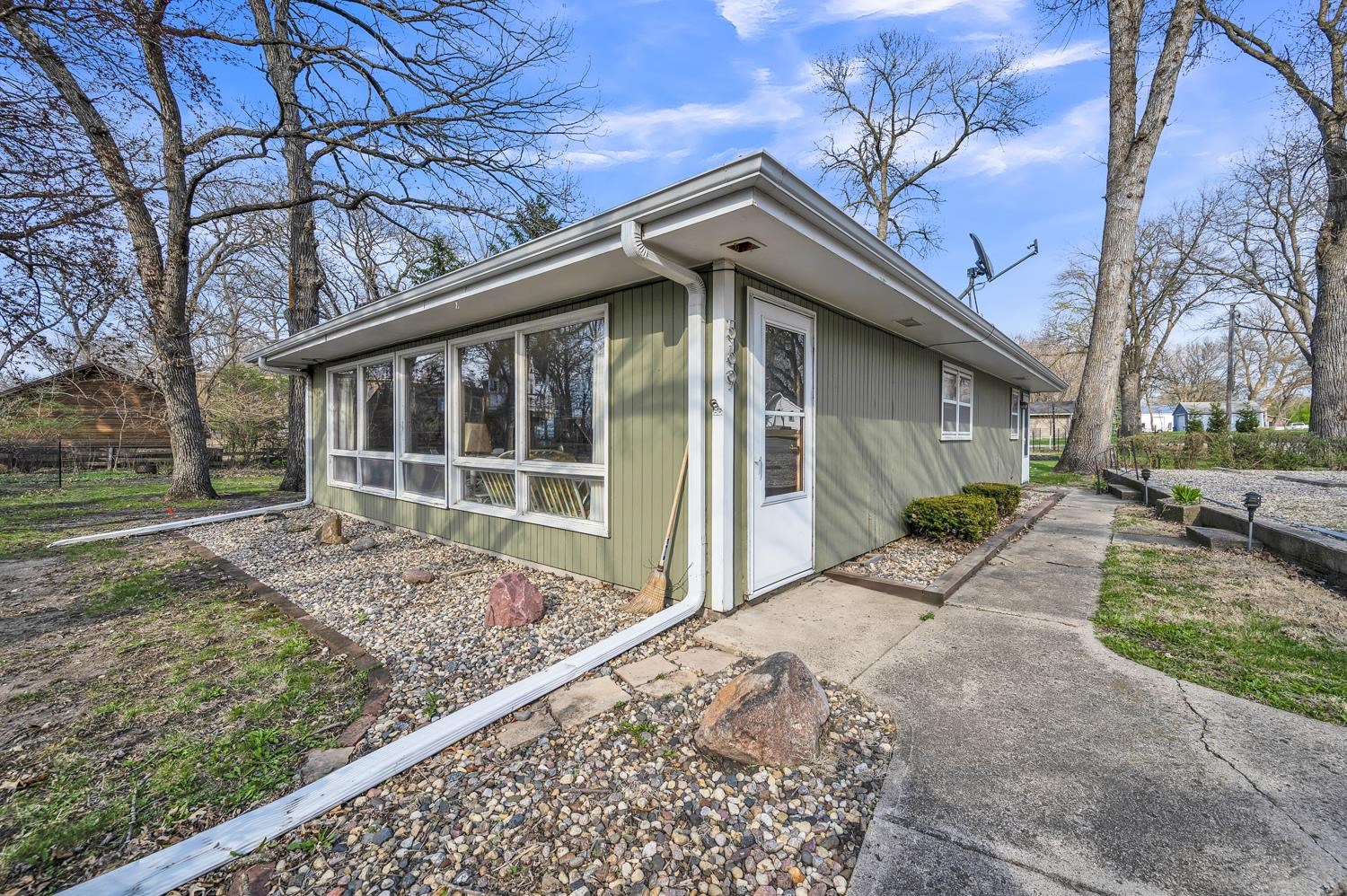 569 Sunset Drive, Arnolds Park, IA 51331 