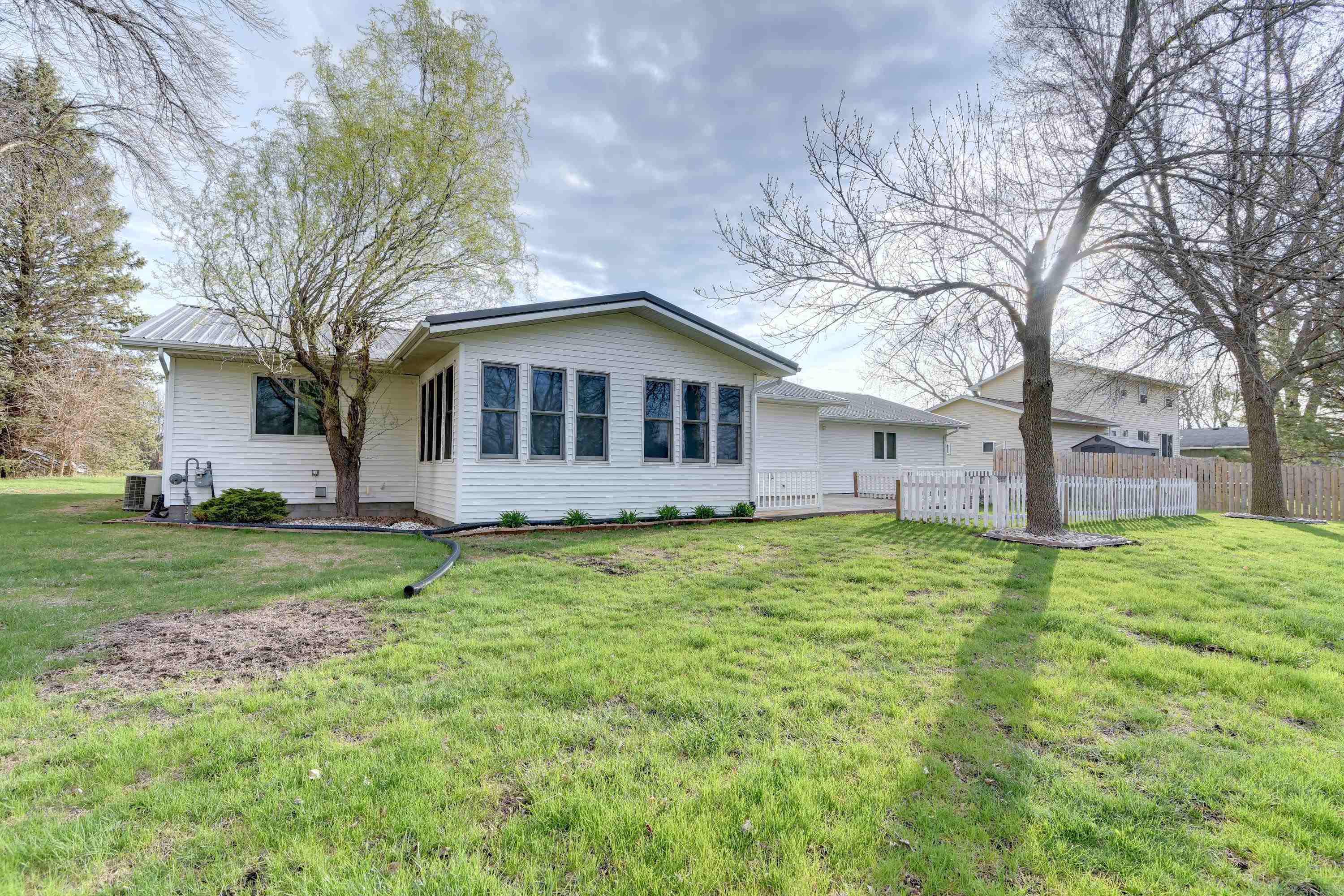 815 C Avenue, Armstrong, IA 50514 