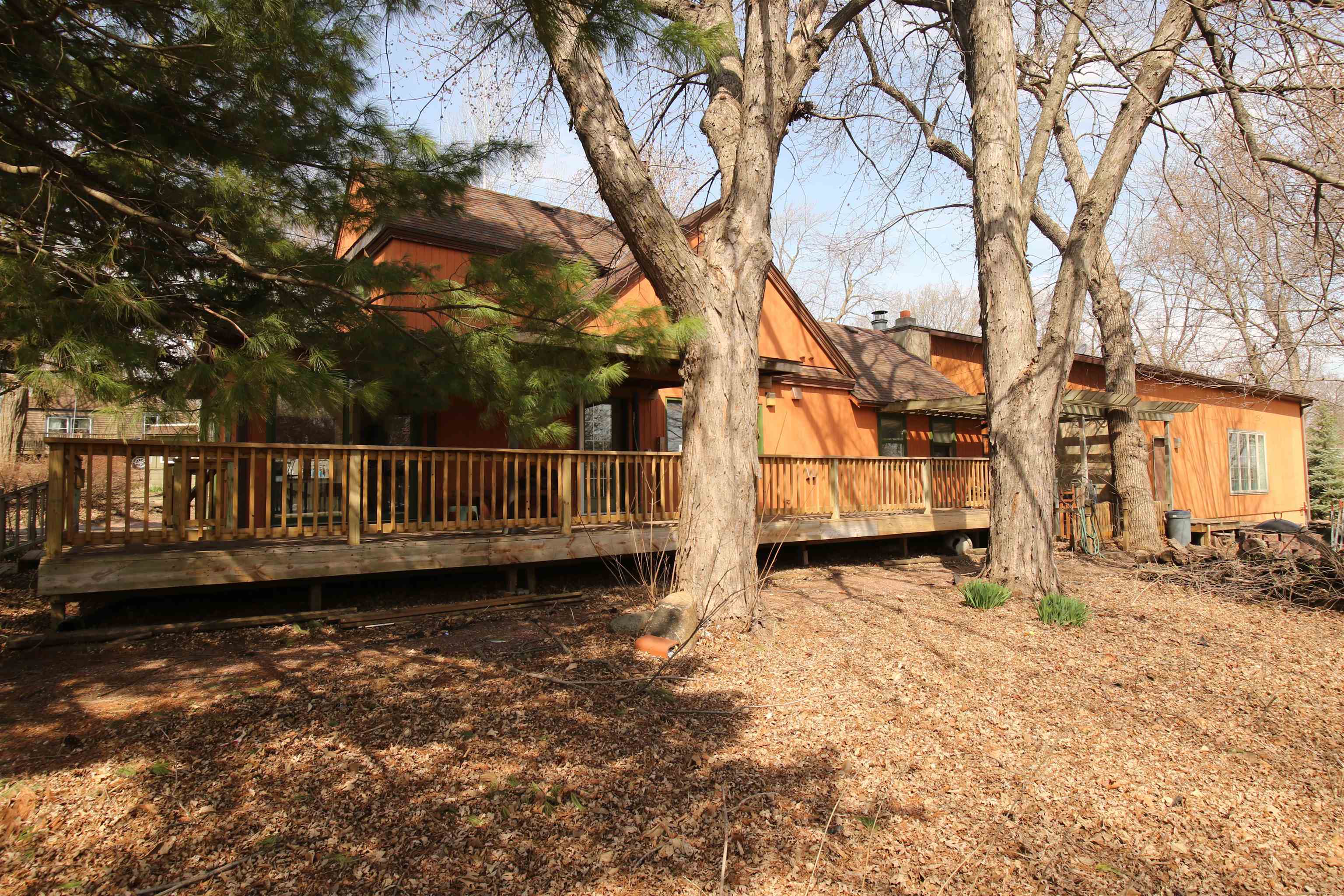 408 Lake St, Spirit Lake, IA 51360 