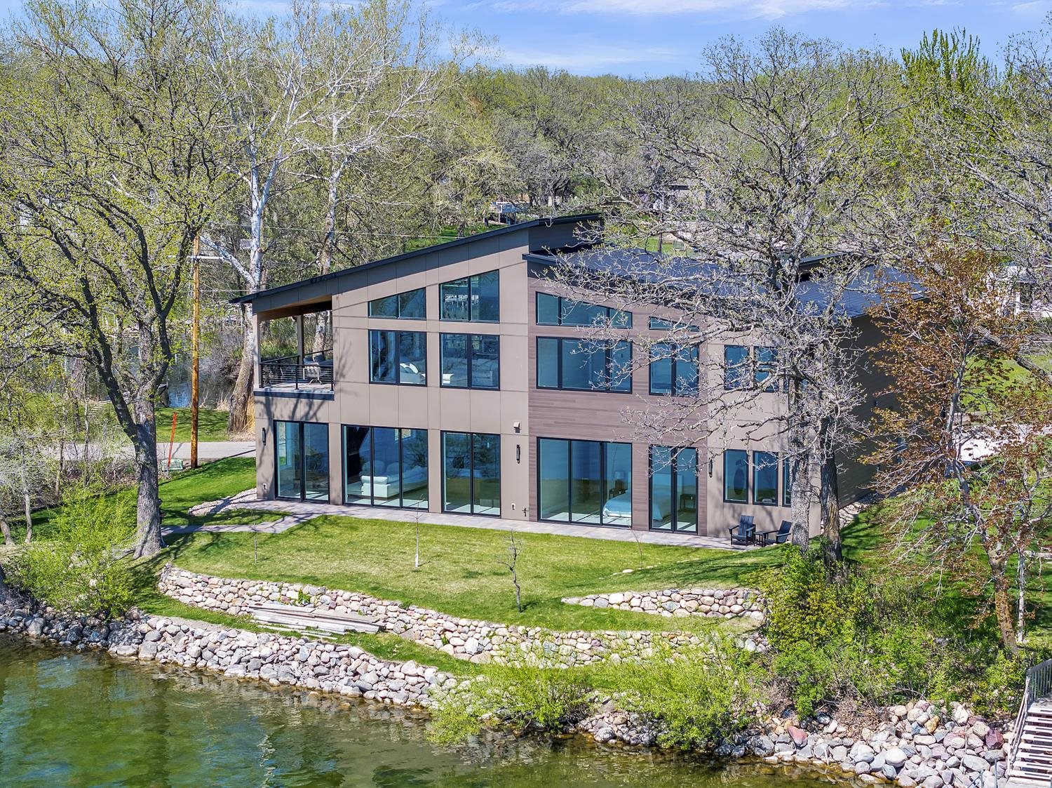 2411 Lakeshore Drive, Wahpeton, IA 51351 
