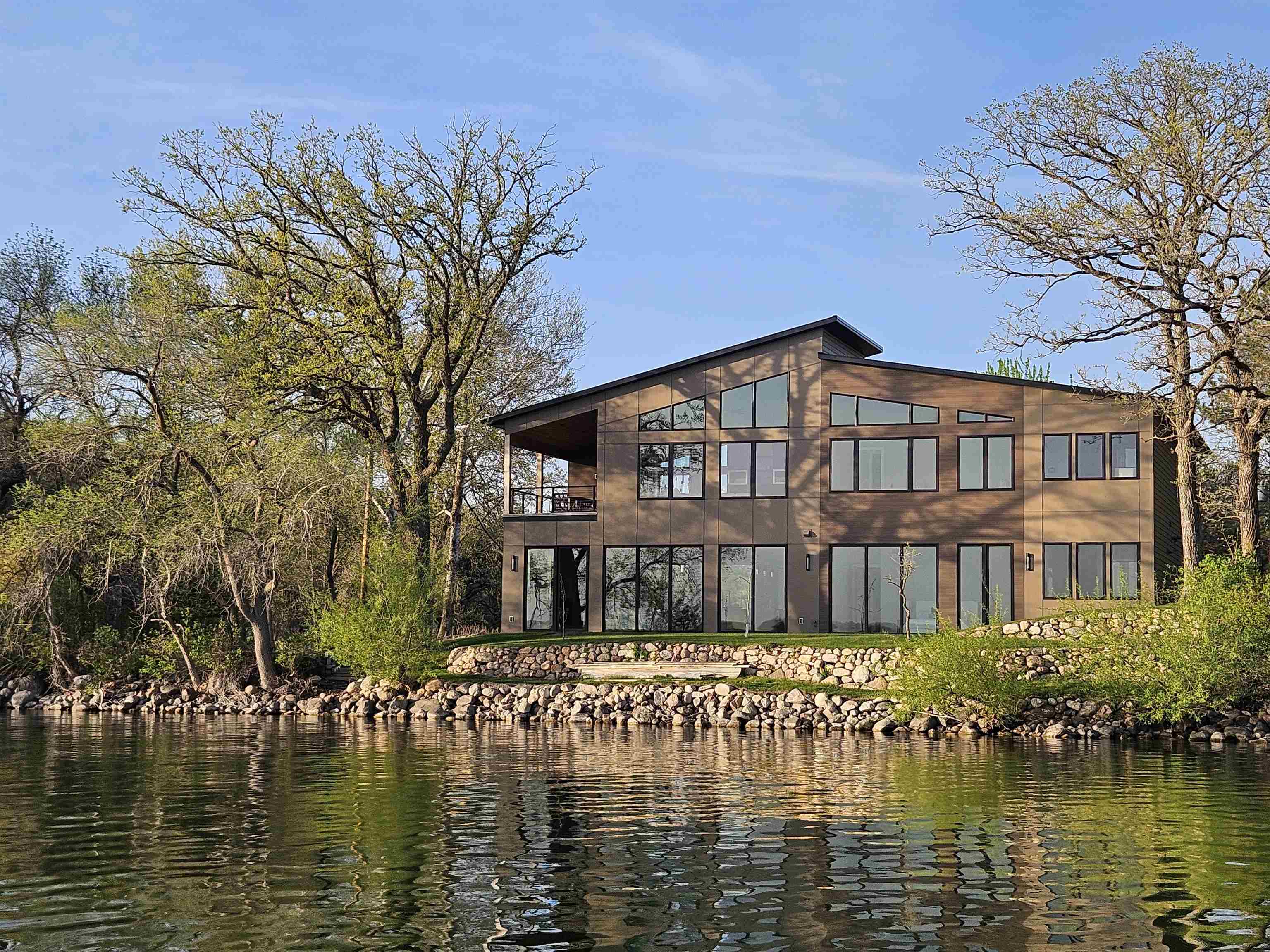 2411 Lakeshore Drive, Wahpeton, IA 51351 