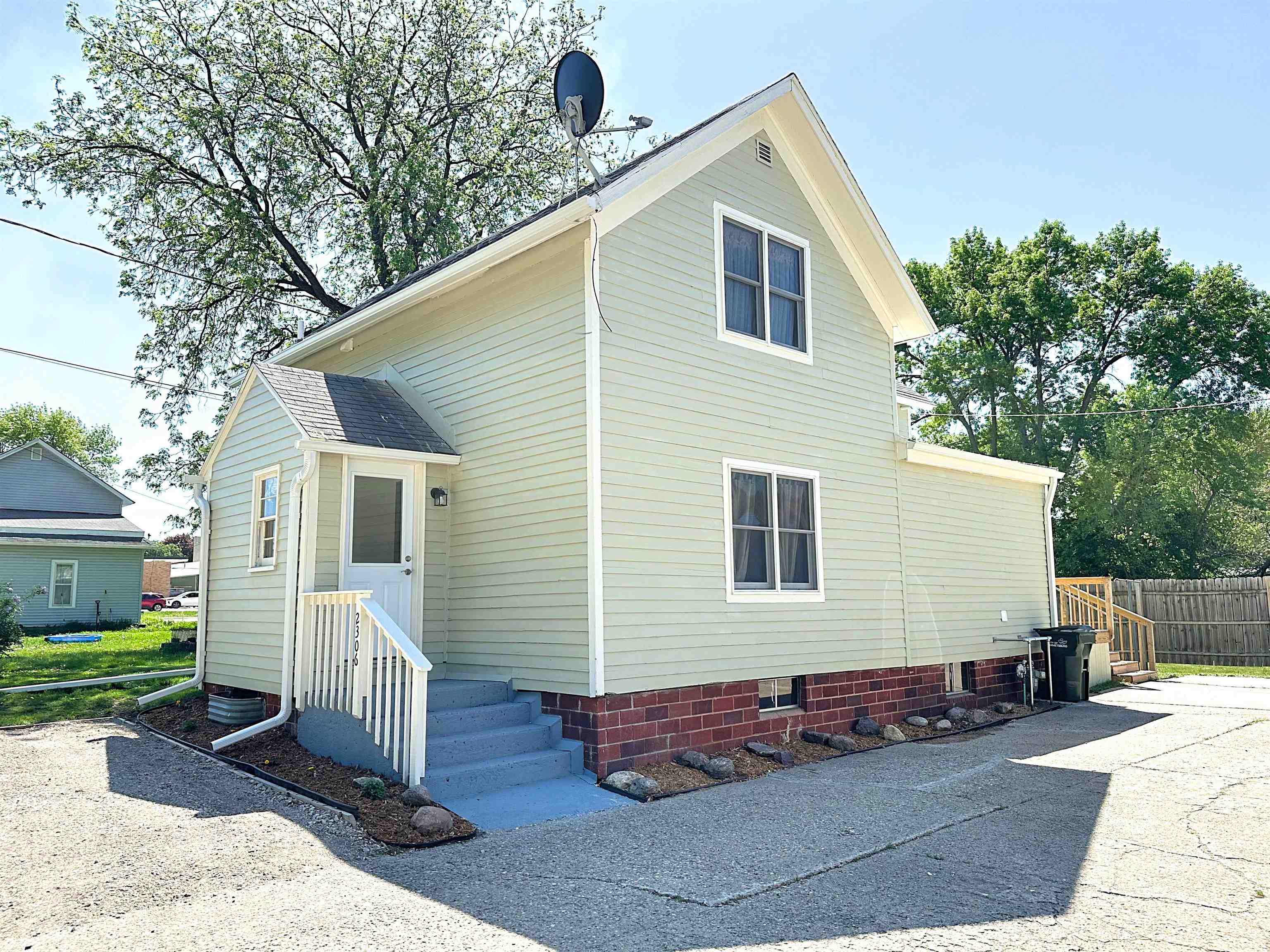 2306 10th Street, Emmetsburg, IA 50536 