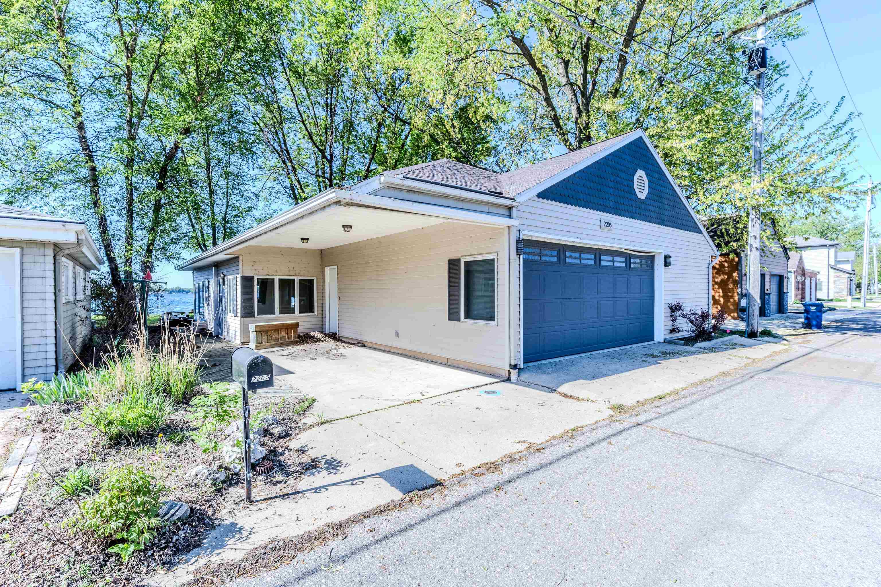 2205 Lakeshore Drive, Wahpeton, IA 51360 