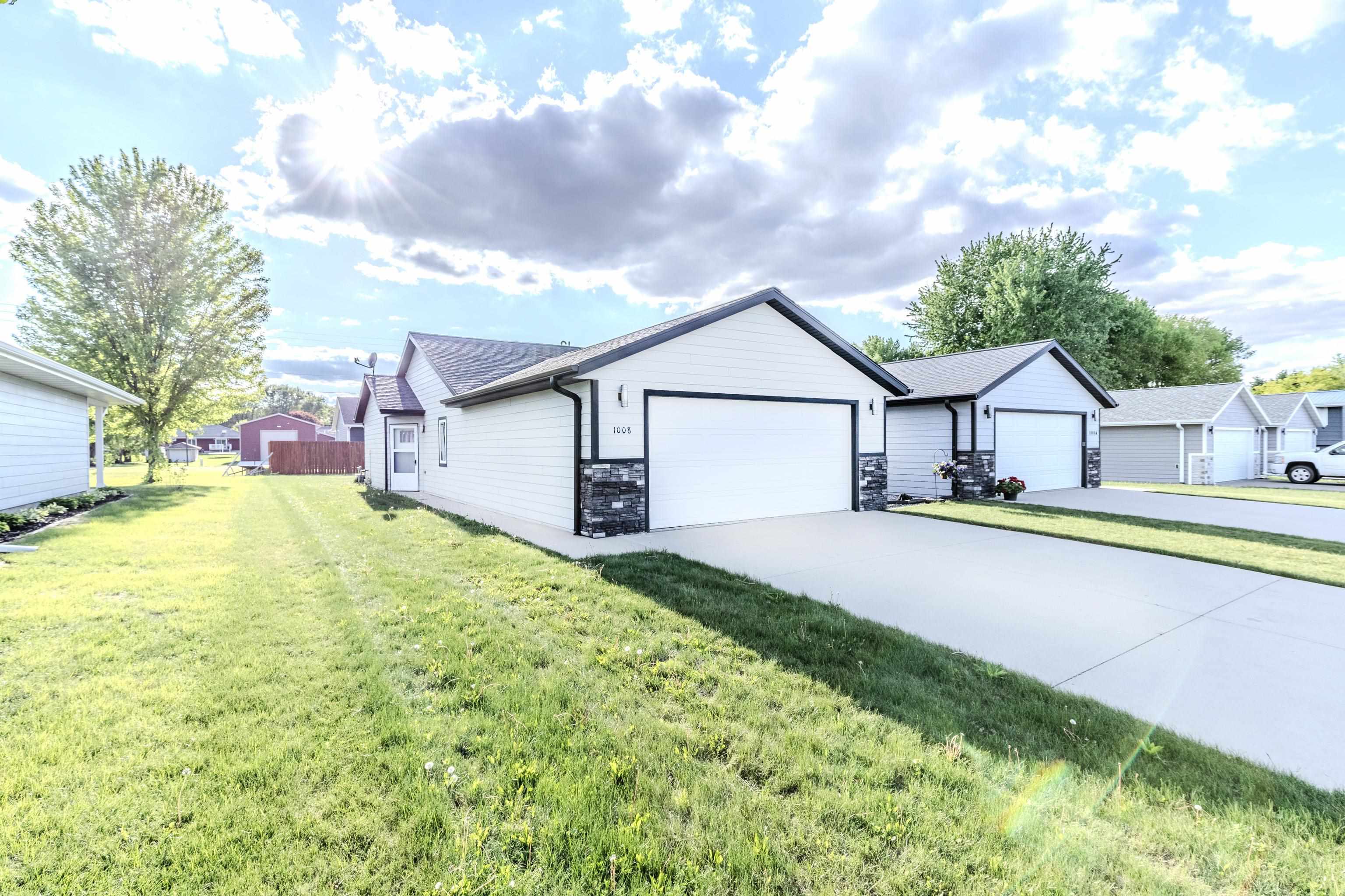 1008 Market Street #B, Lake Park, IA 51347 