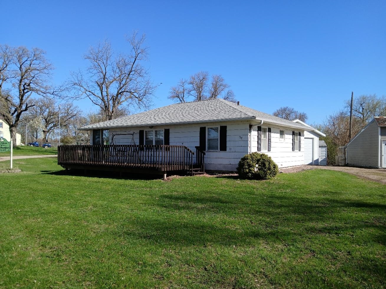 312 Lake Ave, Lake Park, IA 51347 