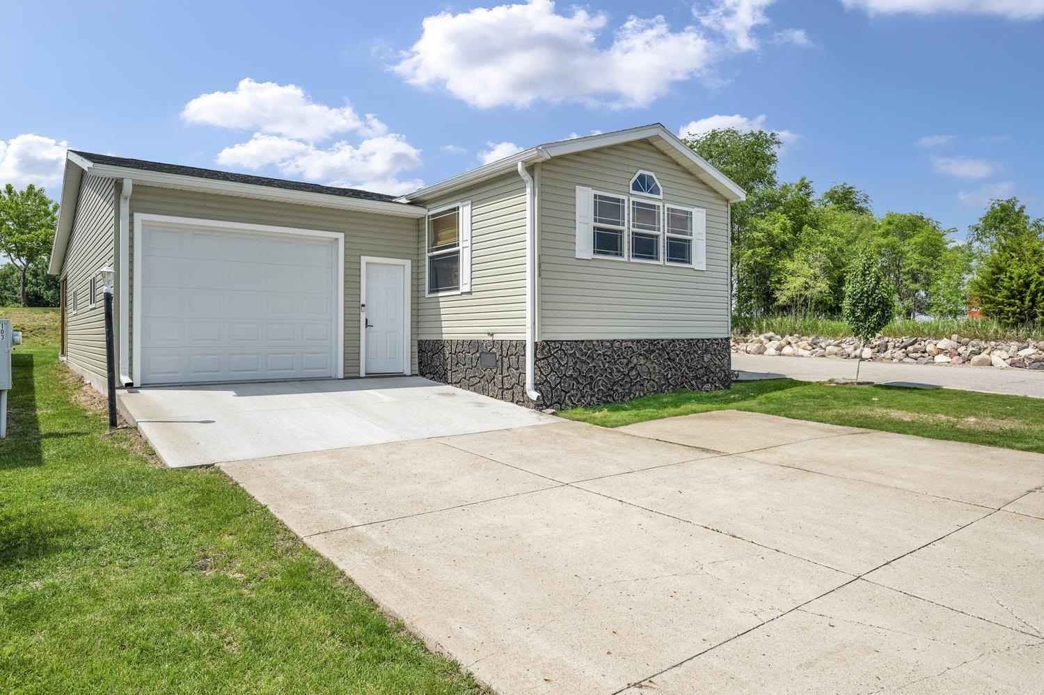 3200 Okoboji Avenue #103, Milford, IA 51351 