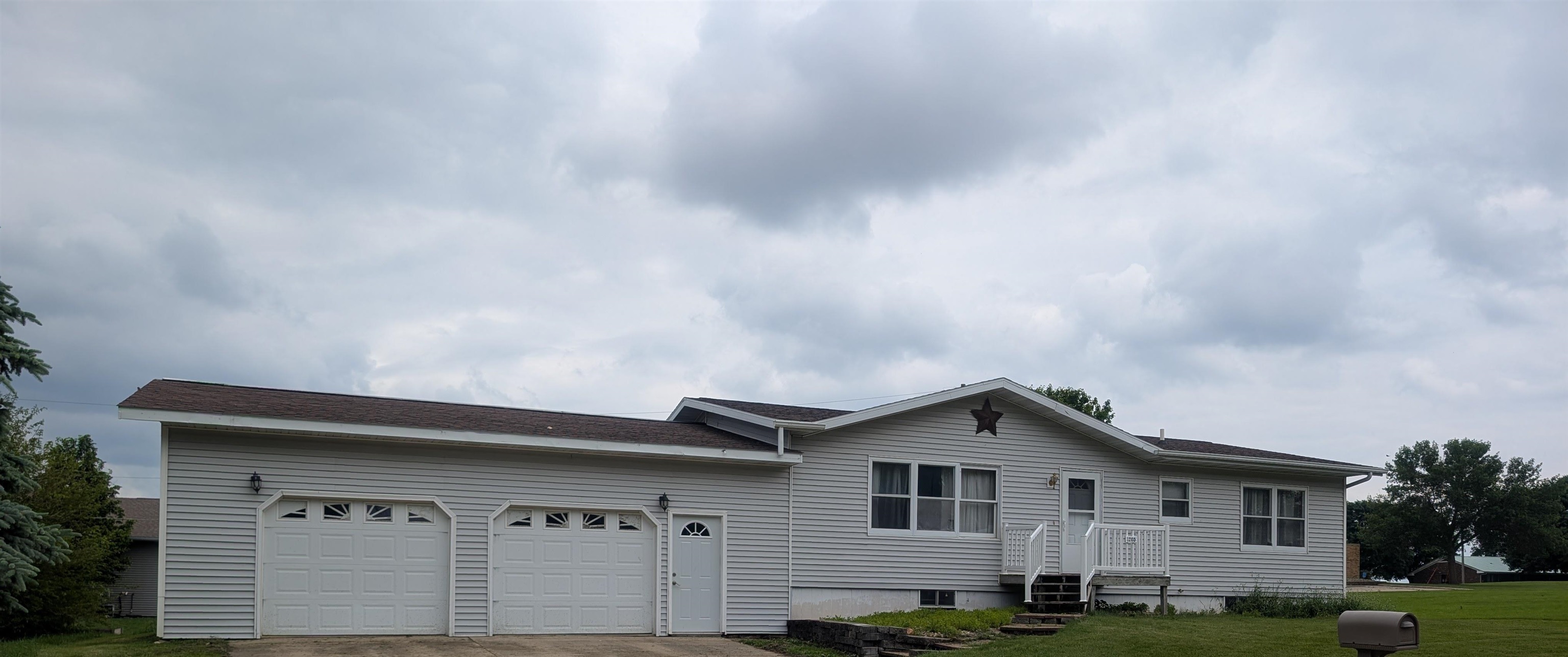1205 Lakeside Avenue, Lake Park, IA 51347 