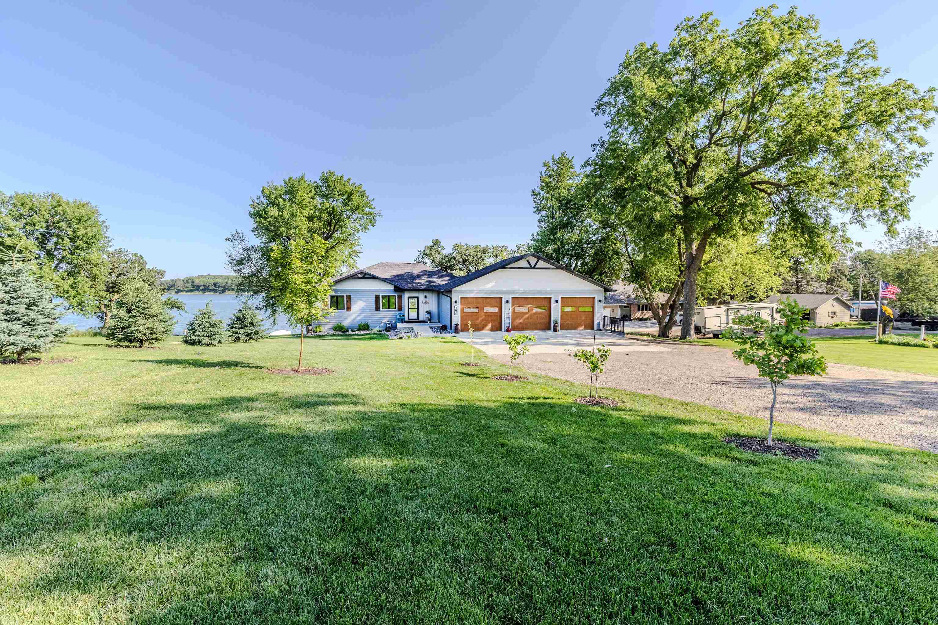 102 West Bay Road, Lake Park, IA 51347 
