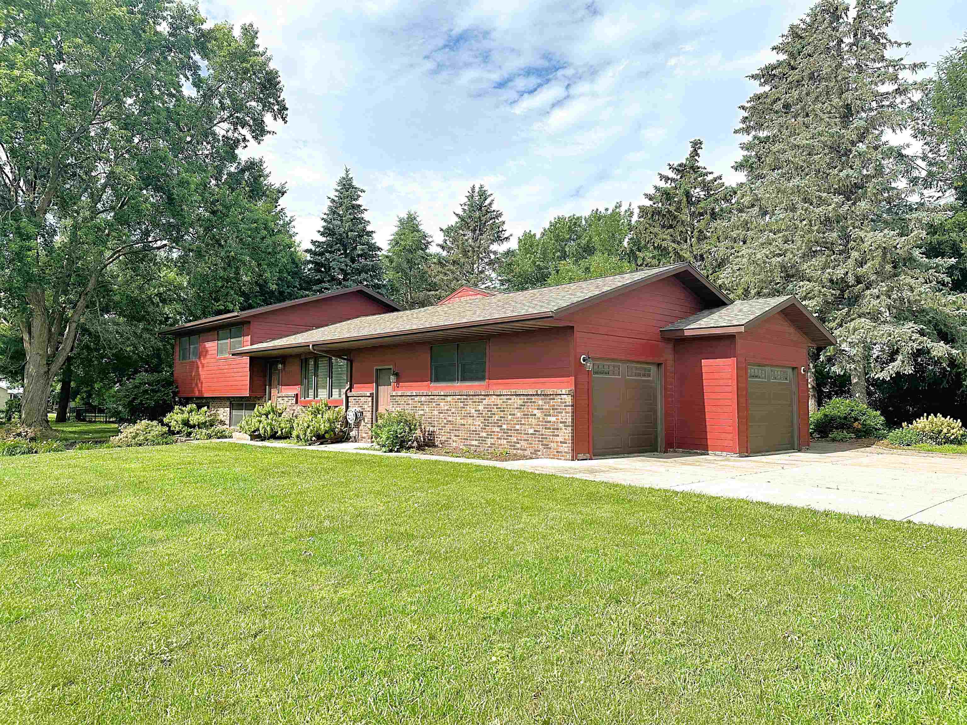 2301 Palmer Street, Emmetsburg, IA 50536 