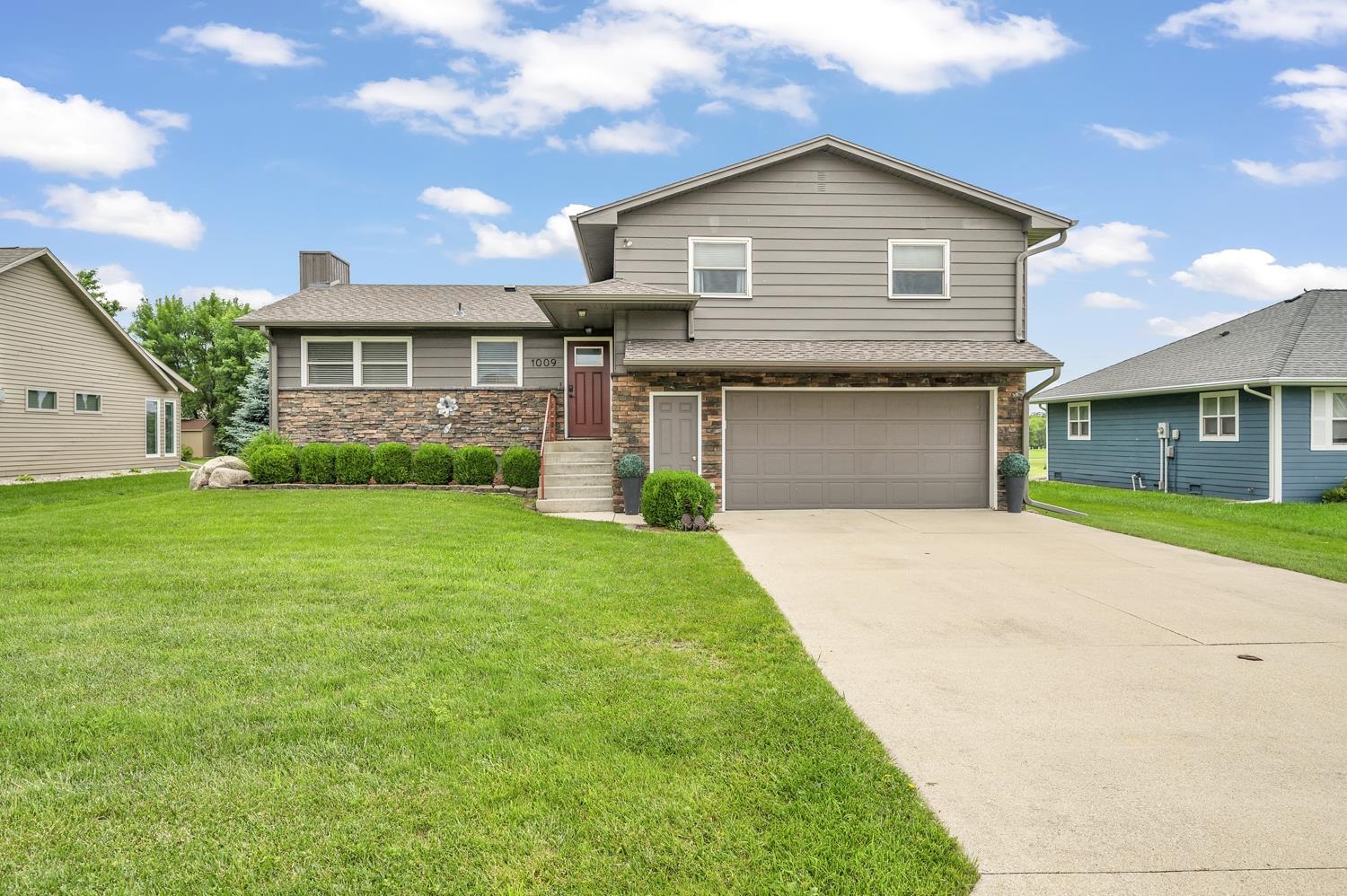 1009 Eloise Street, Okoboji, IA 51355 