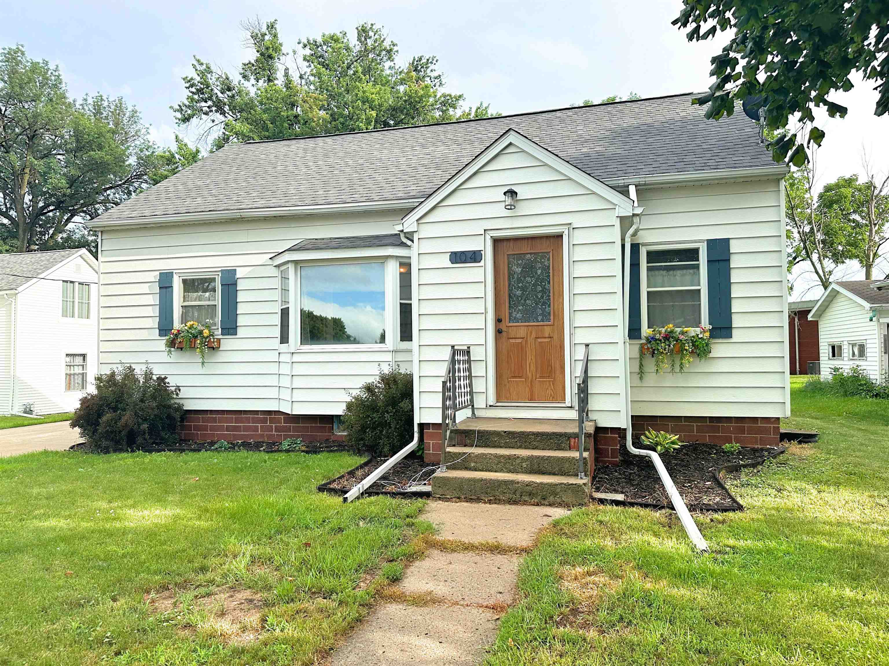104 Division Street, West Bend, IA 50597 