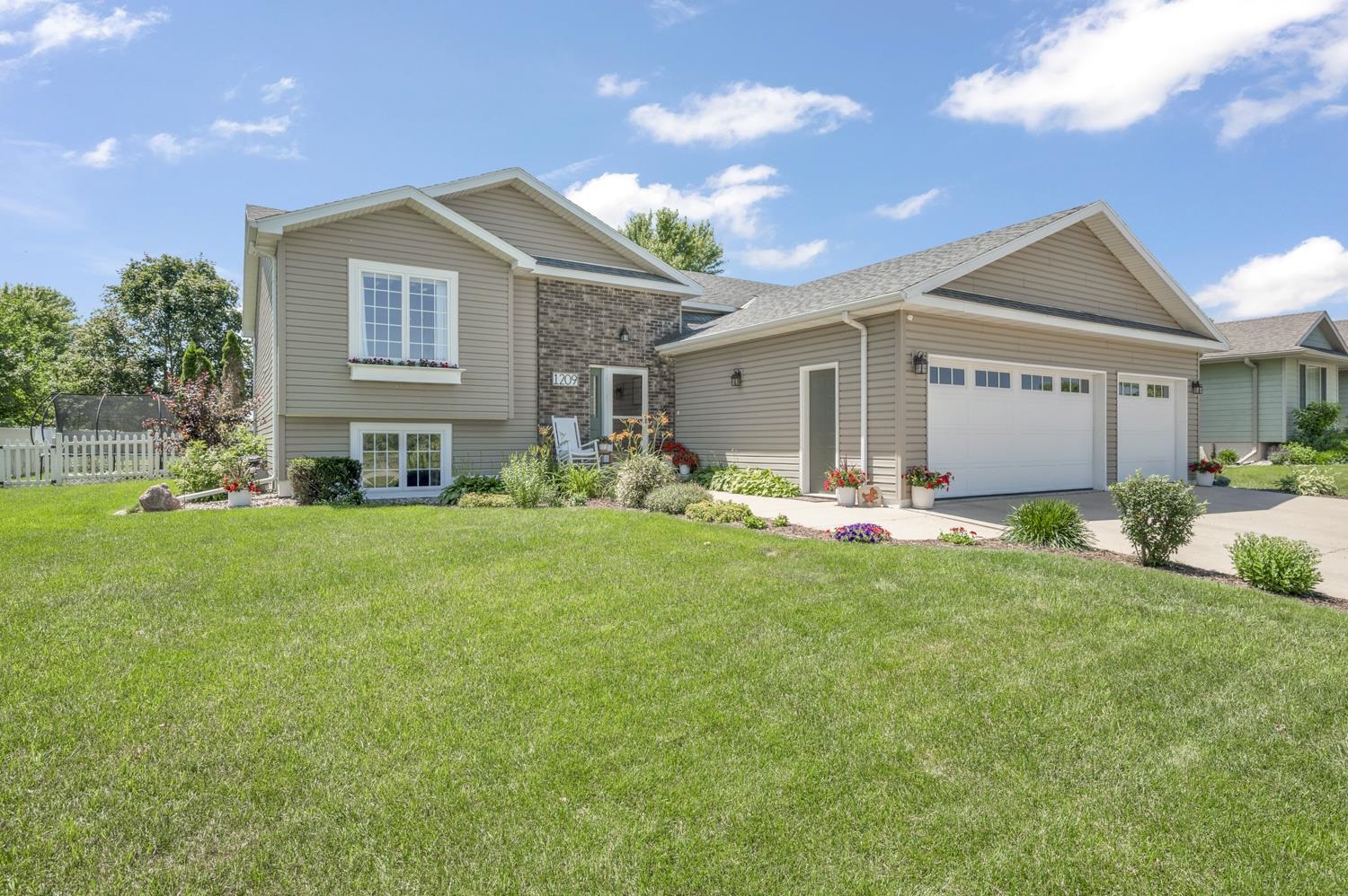 1209 34th Street, Spirit Lake, IA 51360 