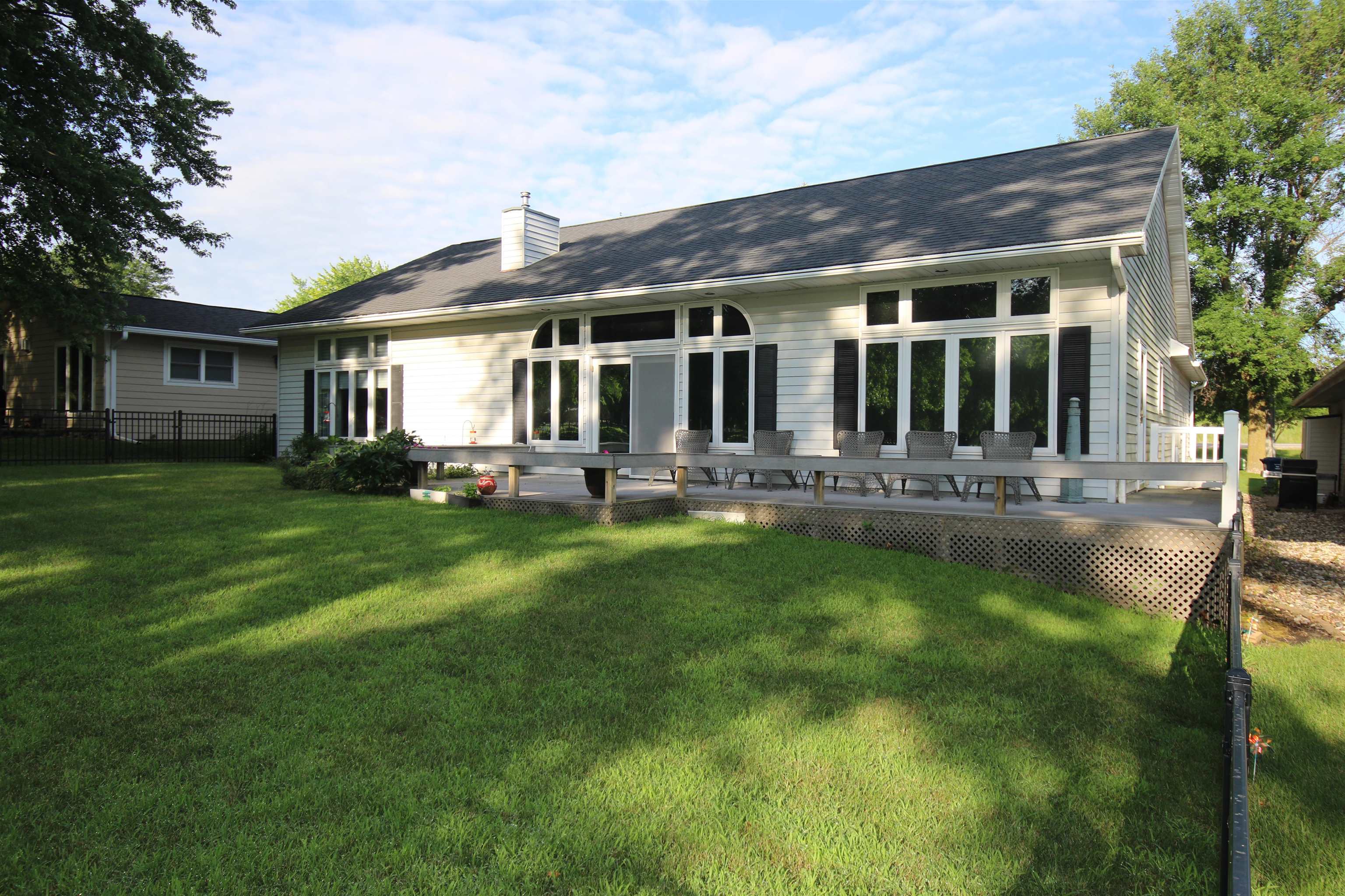 946 Emerald Hills Dr, Arnolds Park, IA 51331 