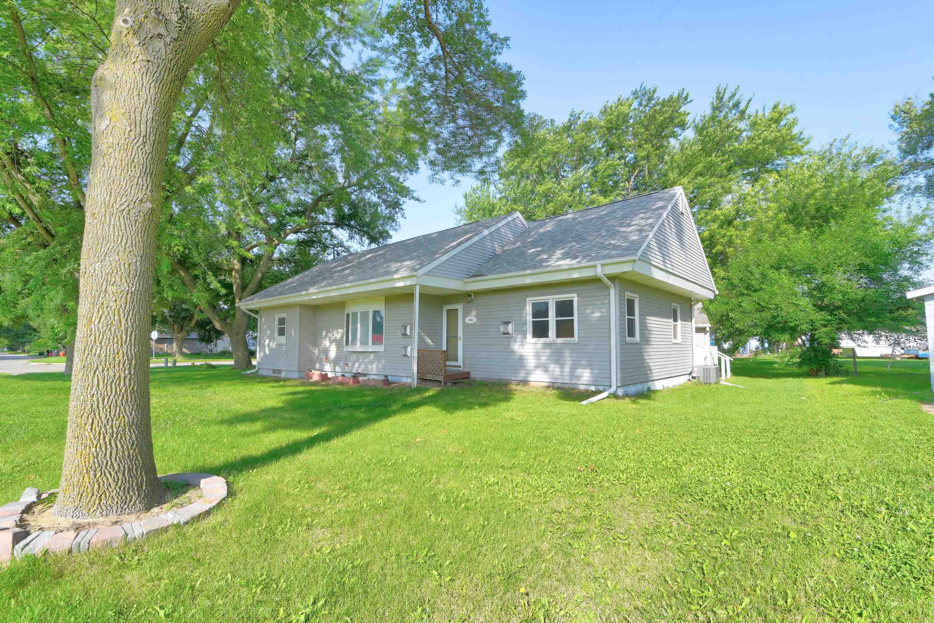 1403 9th Street, Estherville, IA 51334 