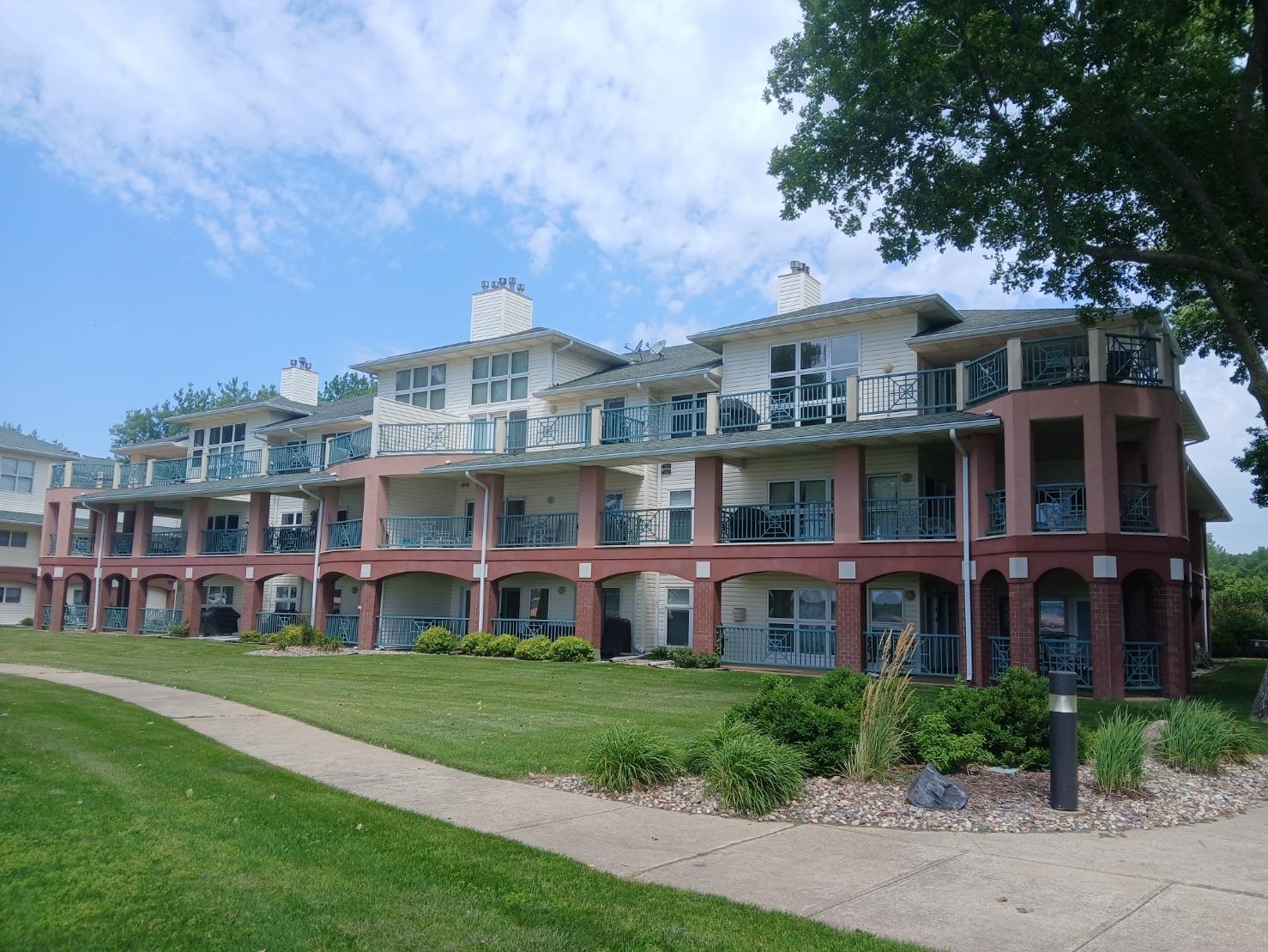 1605 Chalstrom Beach Rd #302, Okoboji, IA 51355 