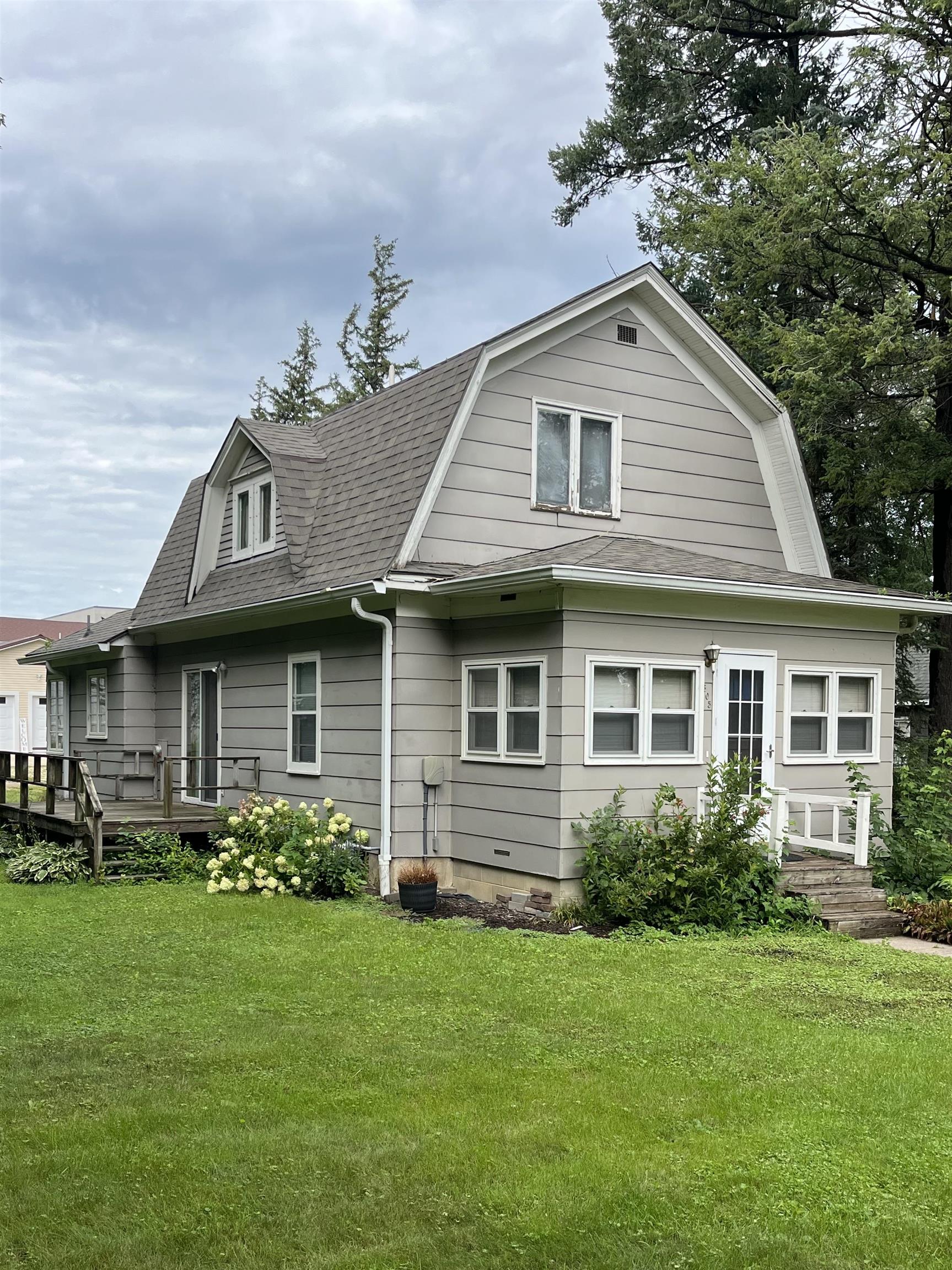 305 S Brown Ave., Graettinger, IA 51342 