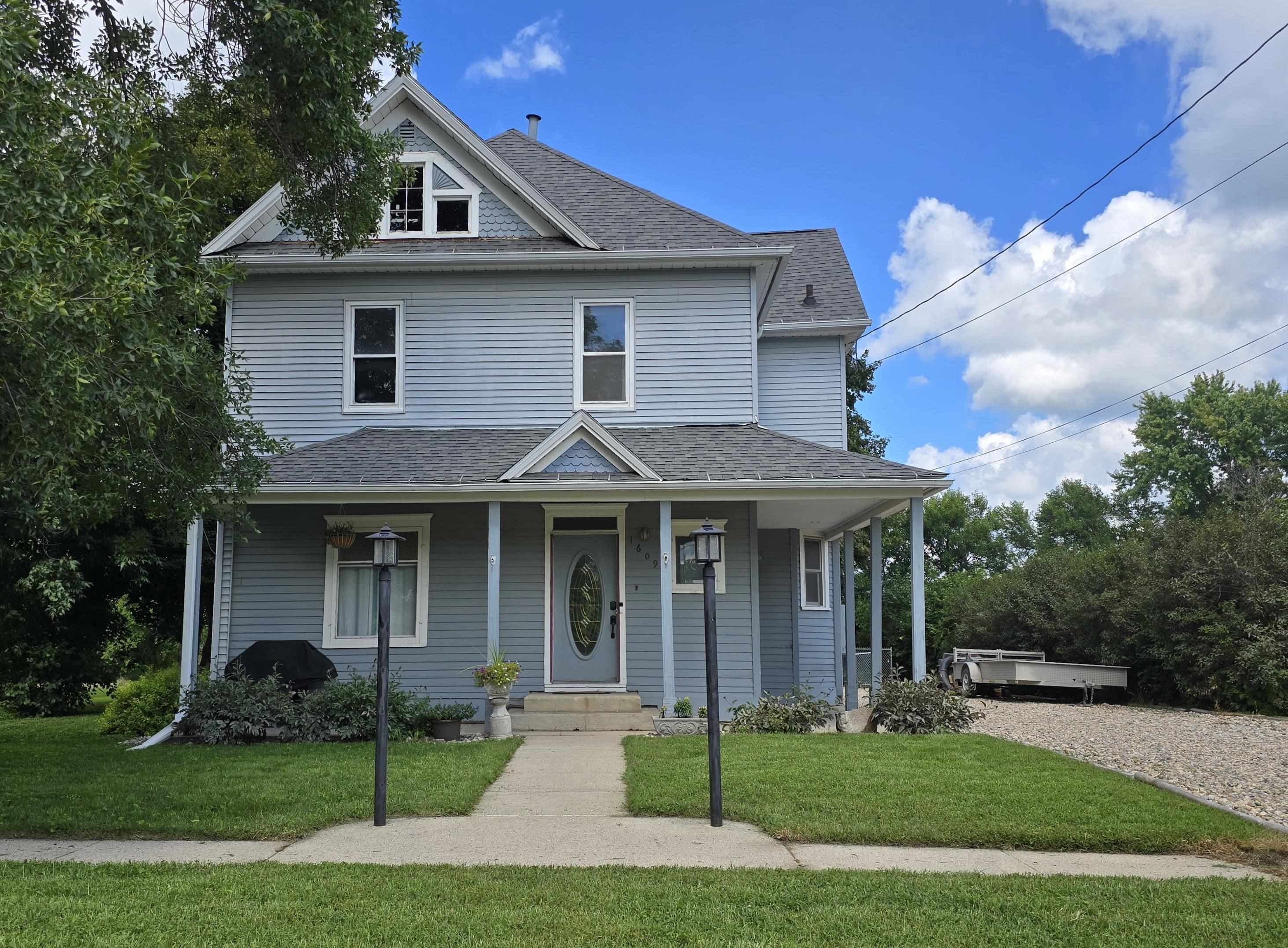 1609 5th Street, Emmetsburg, IA 50536 