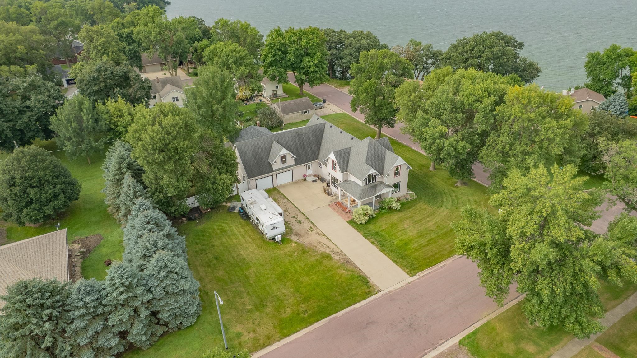 205 Lake Ave, Lake Park, IA 51347 