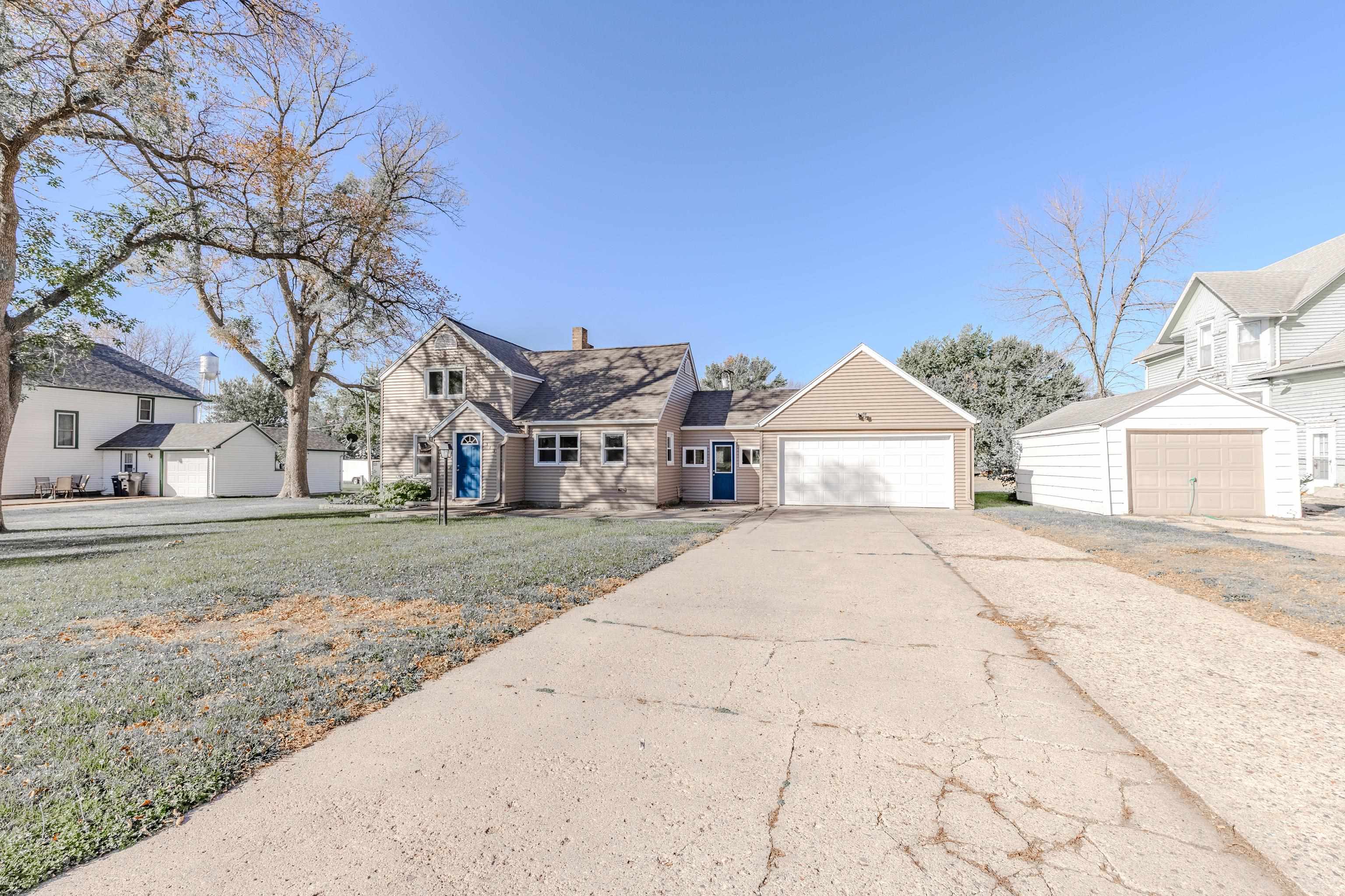 313 3rd Street, Lake Park, IA 51347 