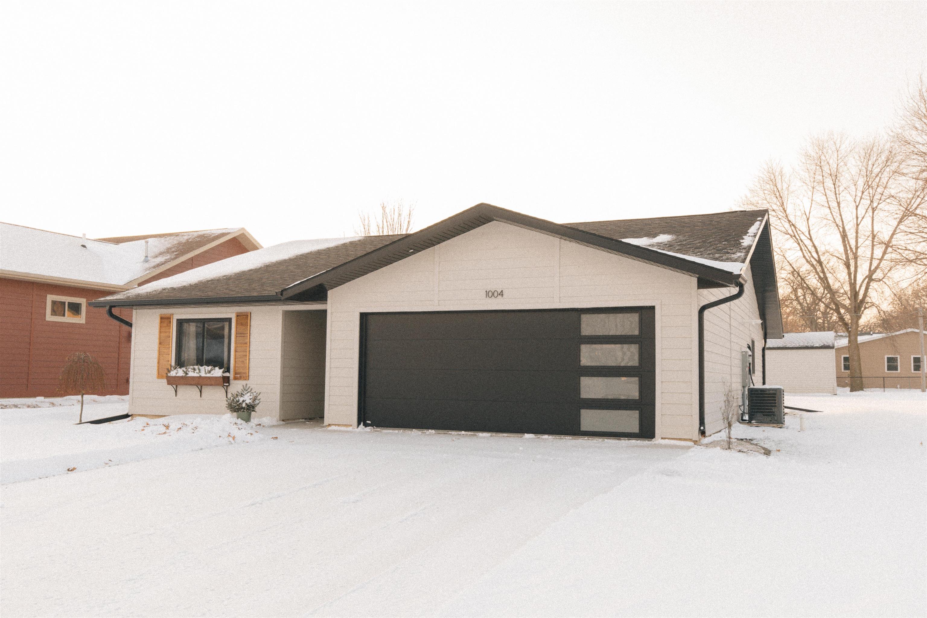 1004 Clayton Street, Lake Park, IA 51347 