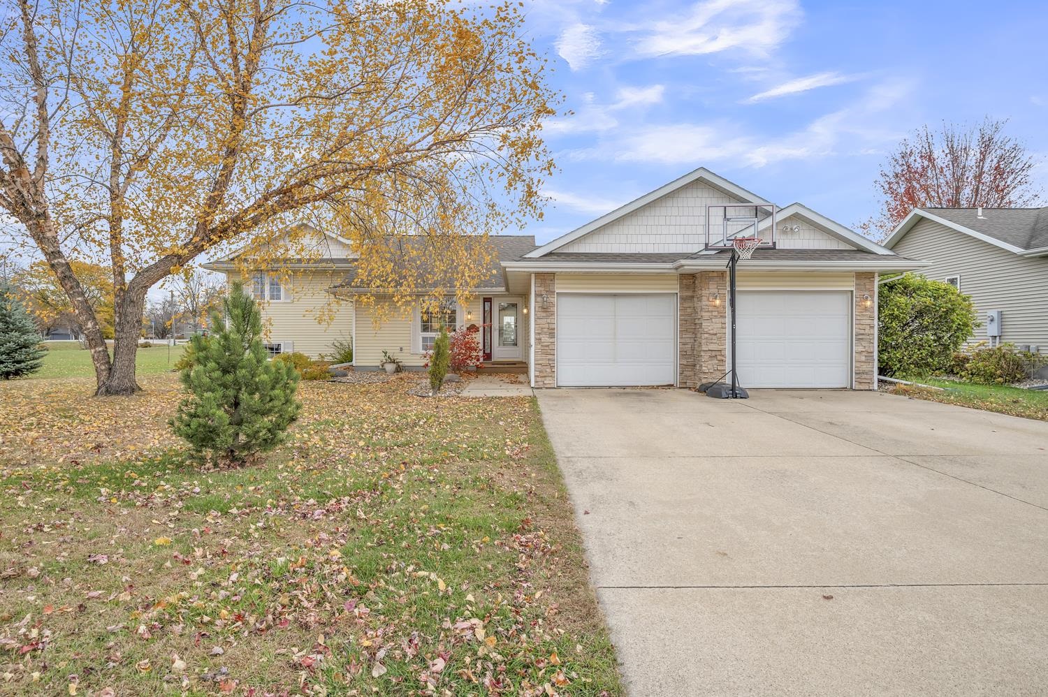 1002 Eloise St, Okoboji, IA 51355 