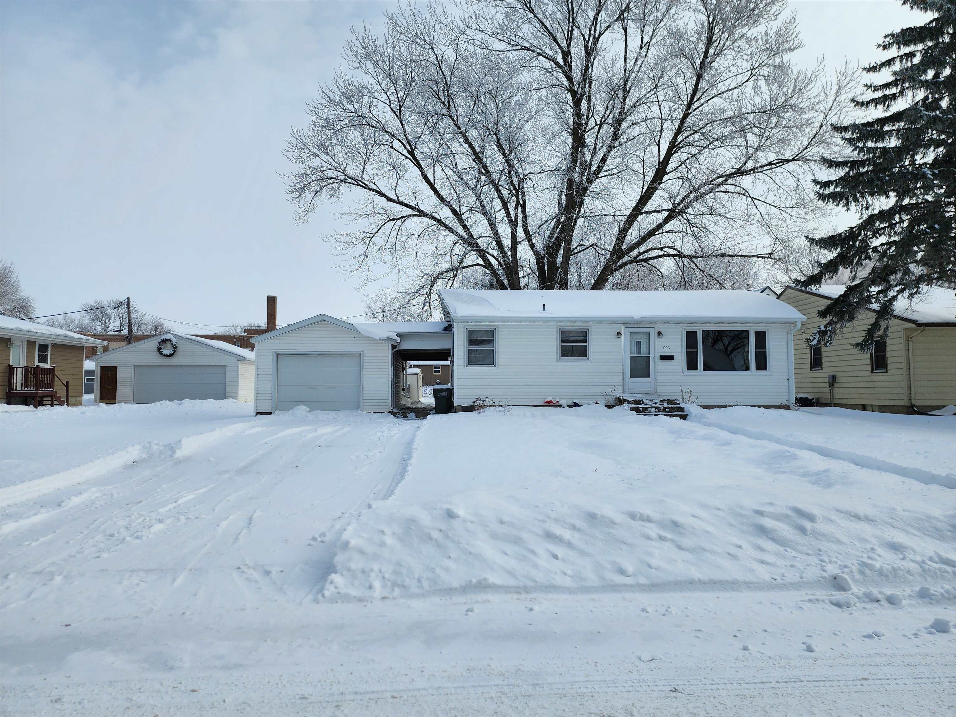 1006 Madison St Street, Emmetsburg, IA 50536 