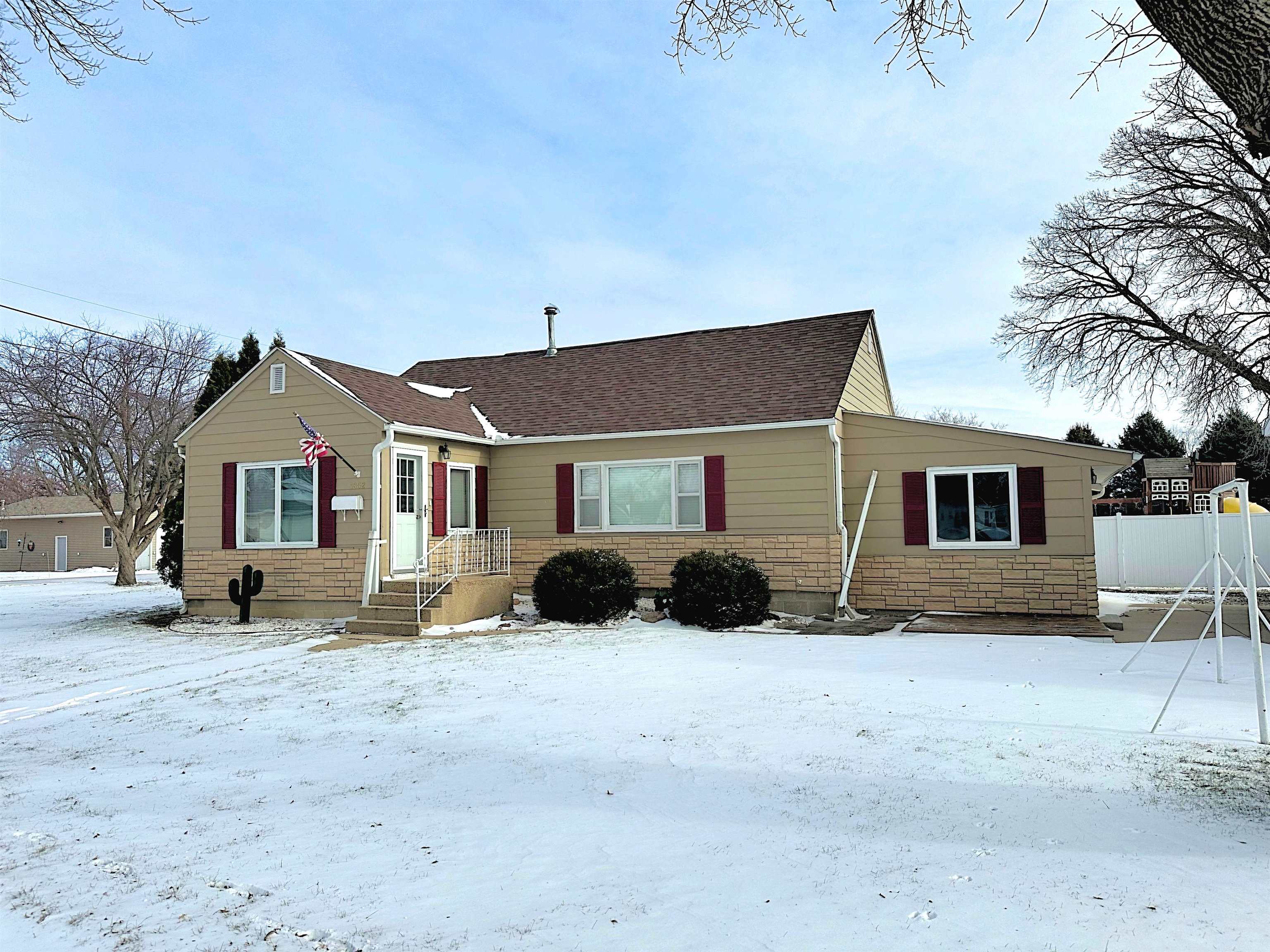 1802 Pleasant Street, Emmetsburg, IA 50536 