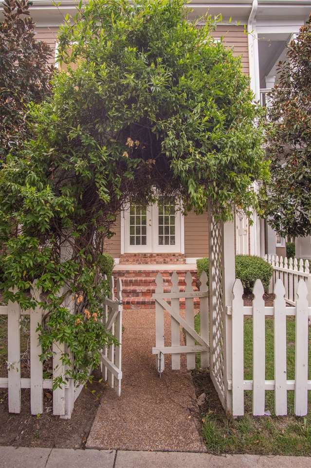 Sold 577 Rienzi Dr, Memphis, TN 38103 3 Beds / 2 Full Baths / 1 Half Bath 422,000