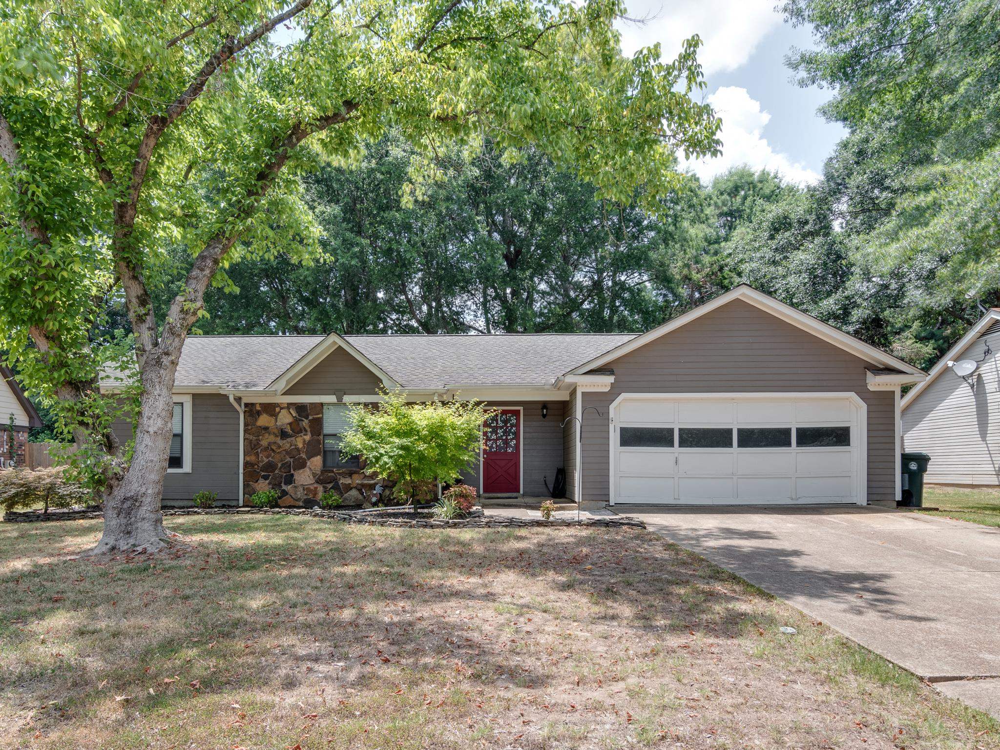 937 HUNTERS RETREAT DR, Collierville, TN 38017