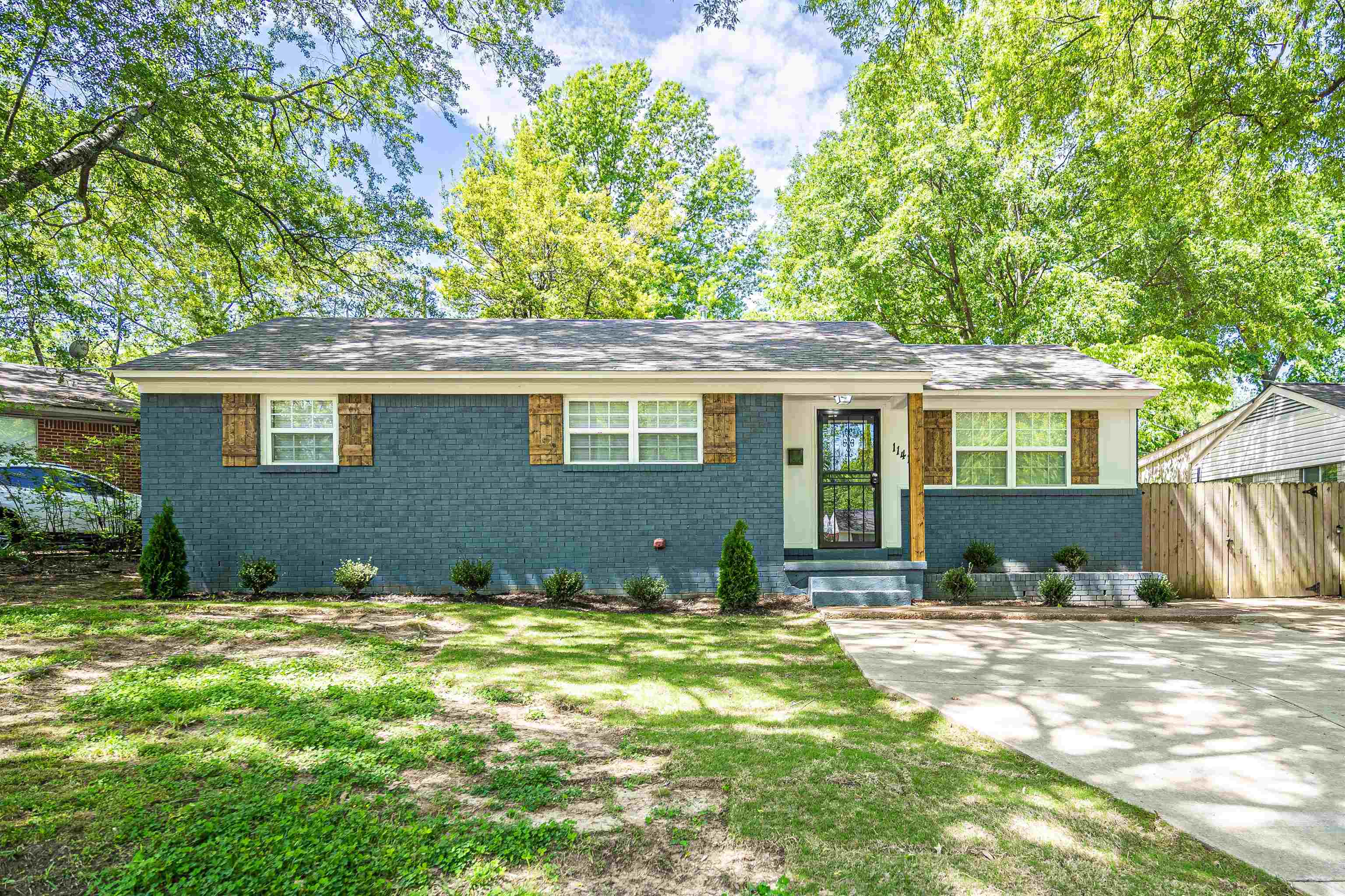 For Sale 1141 S White Station Rd, Memphis, TN 38117 3 Beds / 1 Full