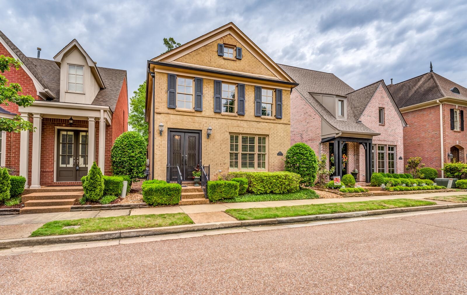 324 STERLING OAKS LN