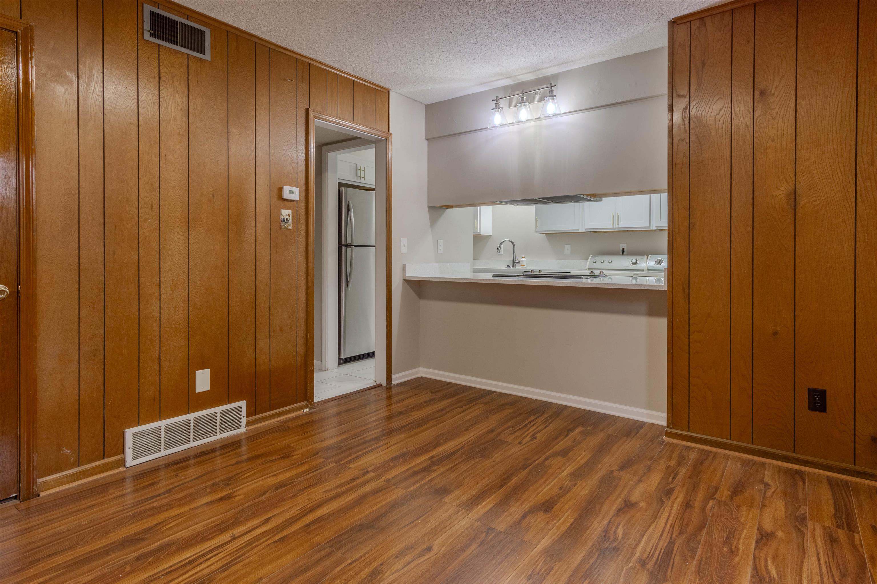 565 E MENDENVIEW DR E 565