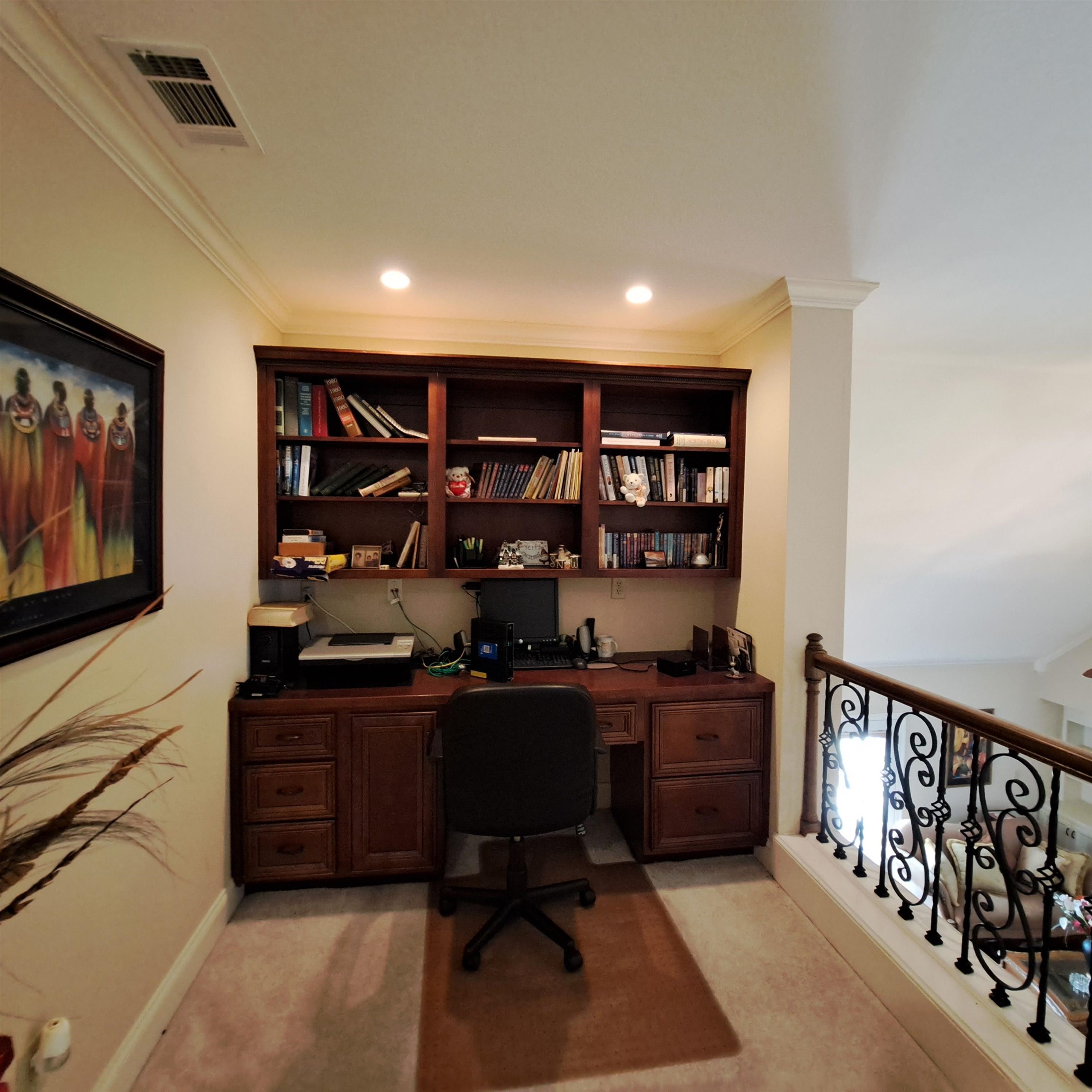 Built in desk and bookshelves too.