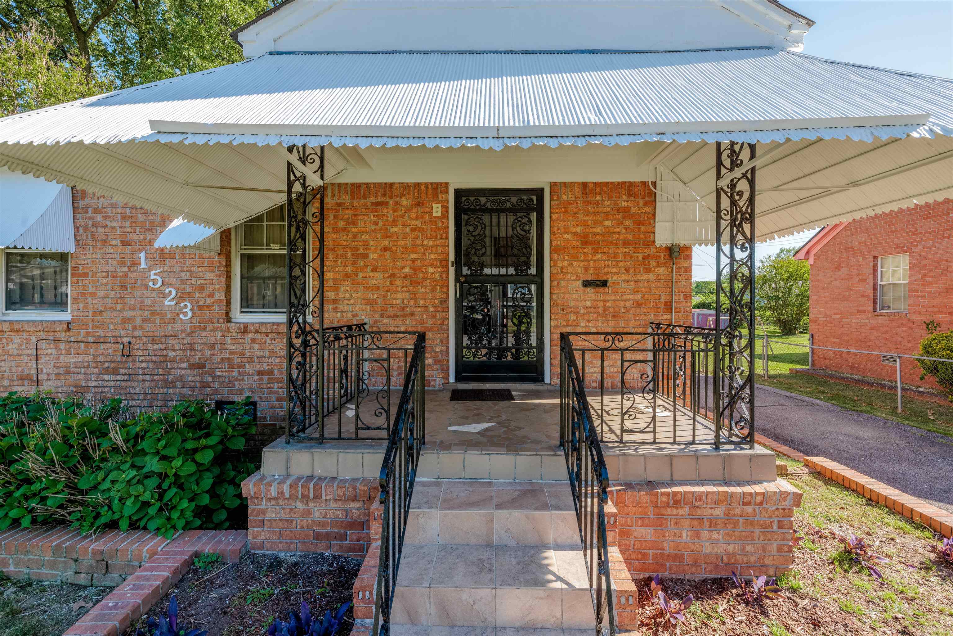 1523 DORIS AVE