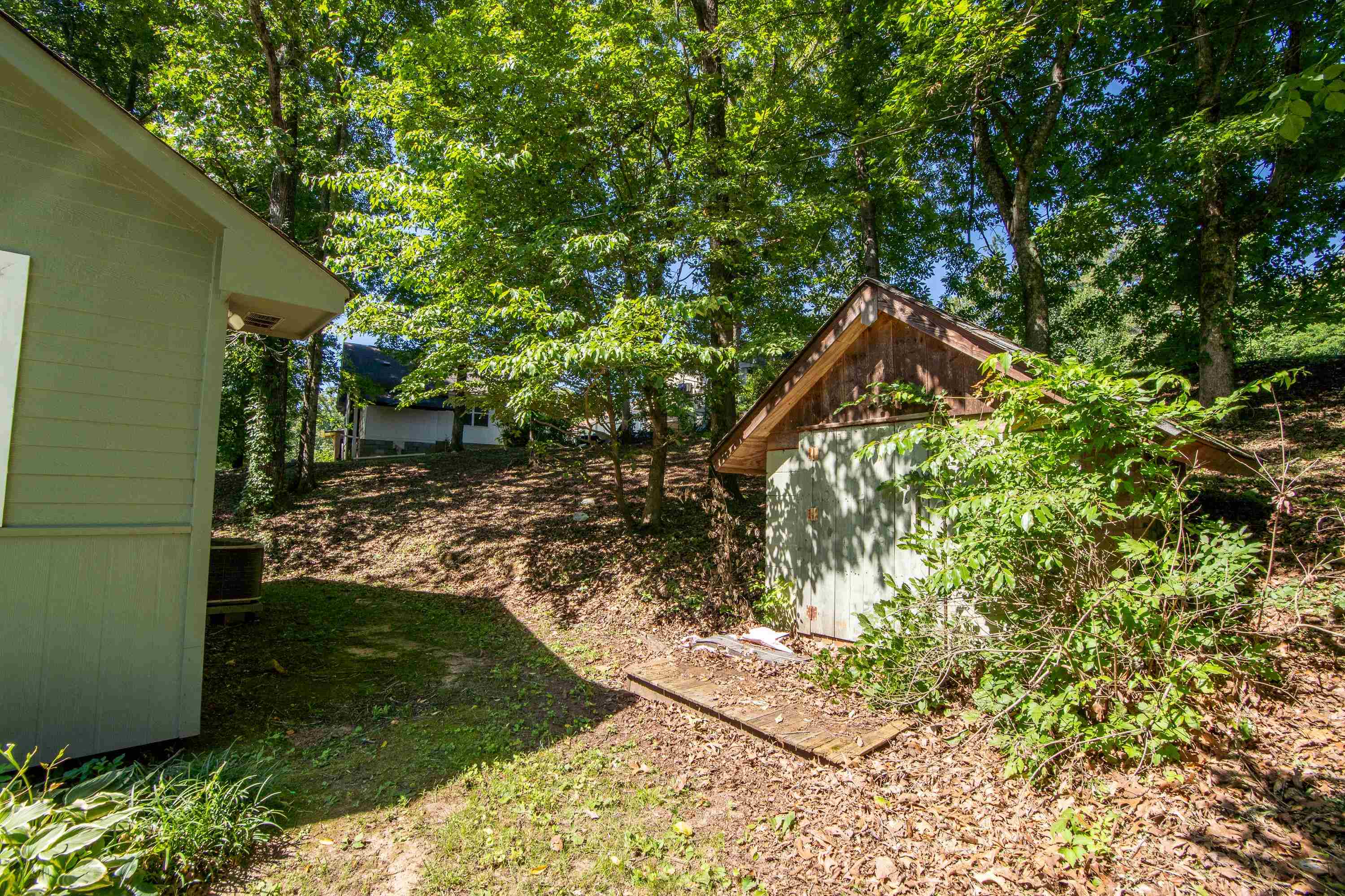 View of yard with an outdoor structure