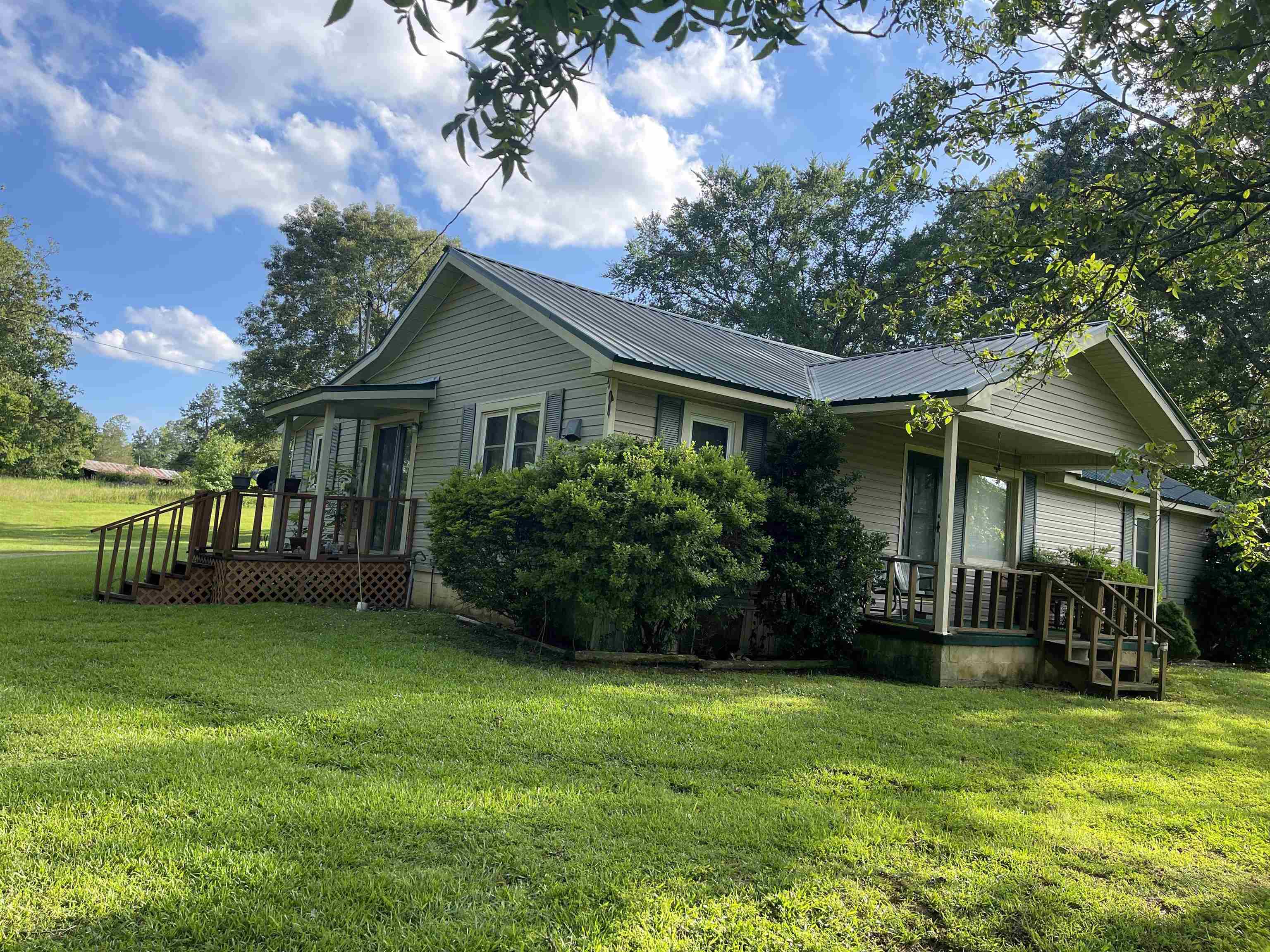 View of front of property featuring a front lawn