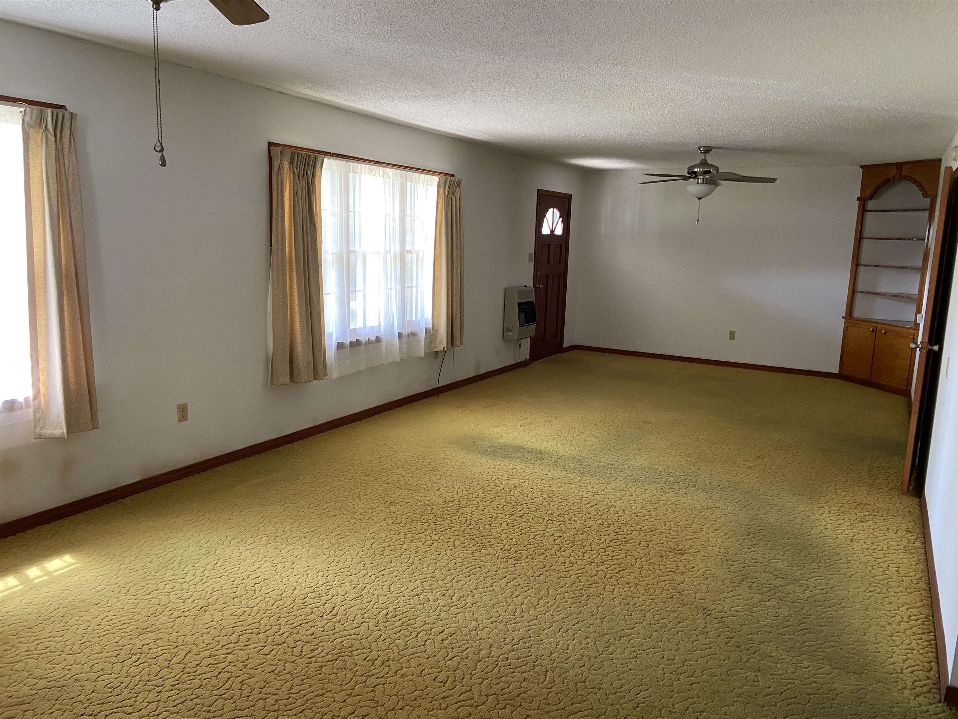 Unfurnished room with carpet and ceiling fan