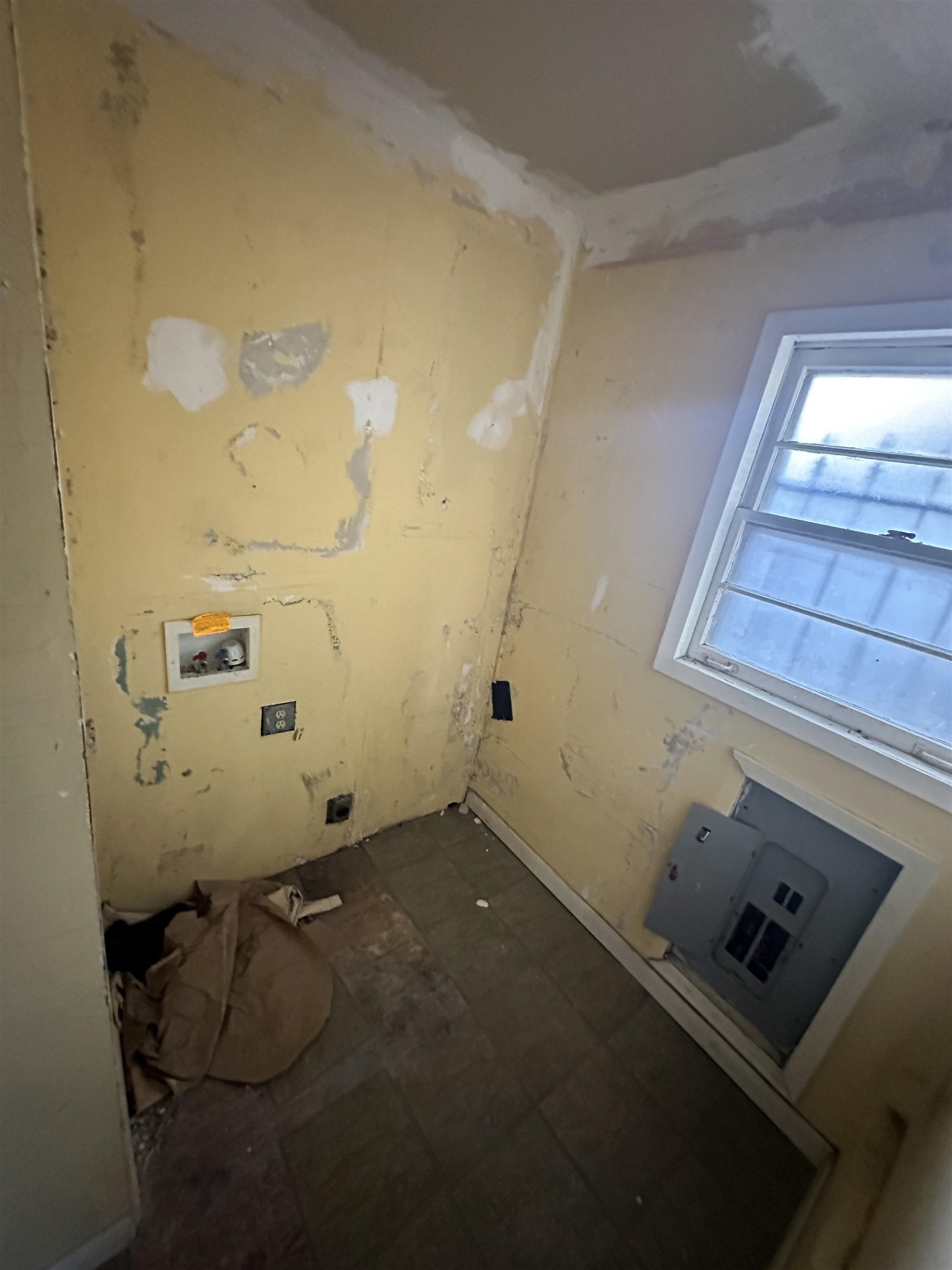 Laundry room with hookup for a washing machine