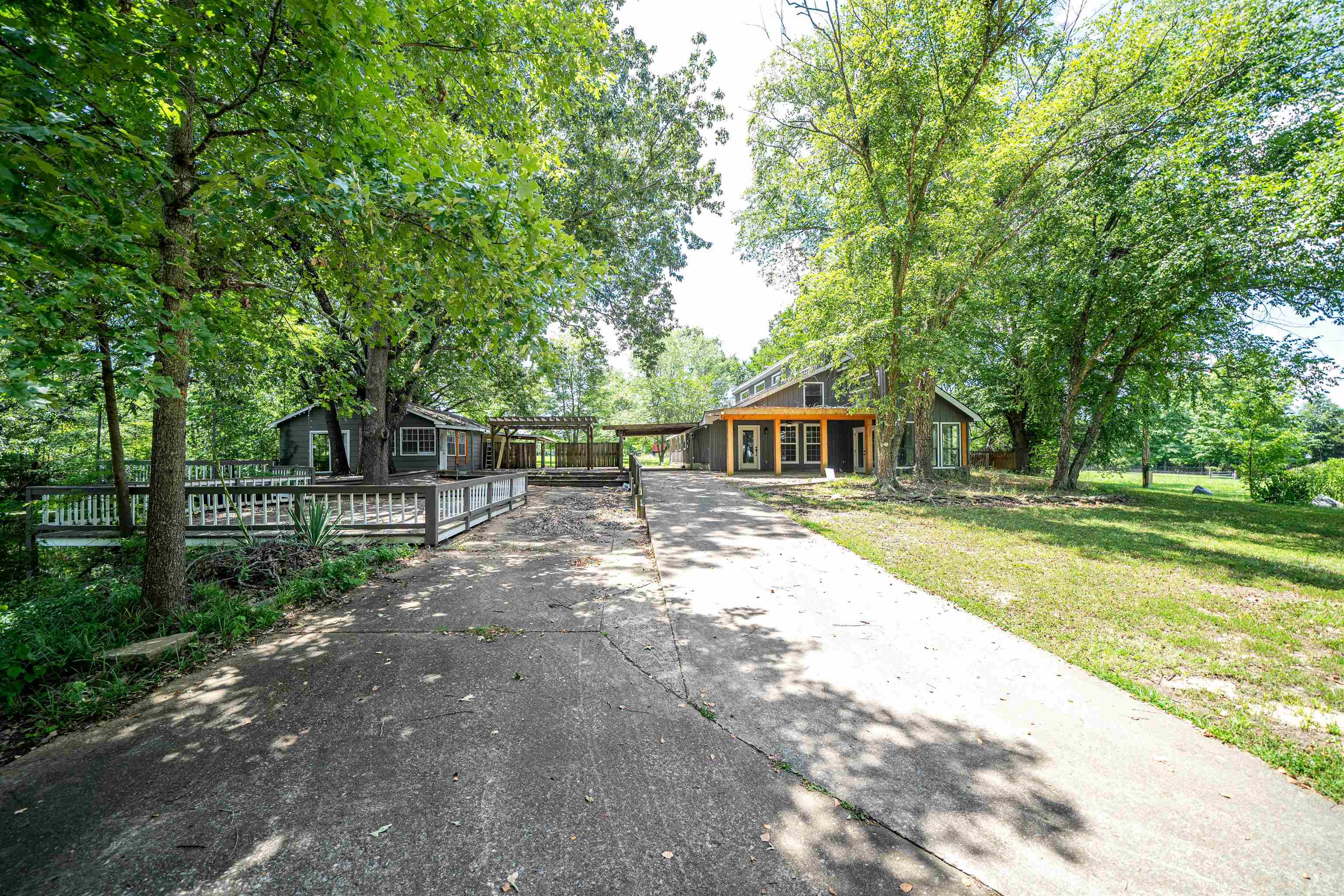 View of front facade featuring a front lawn