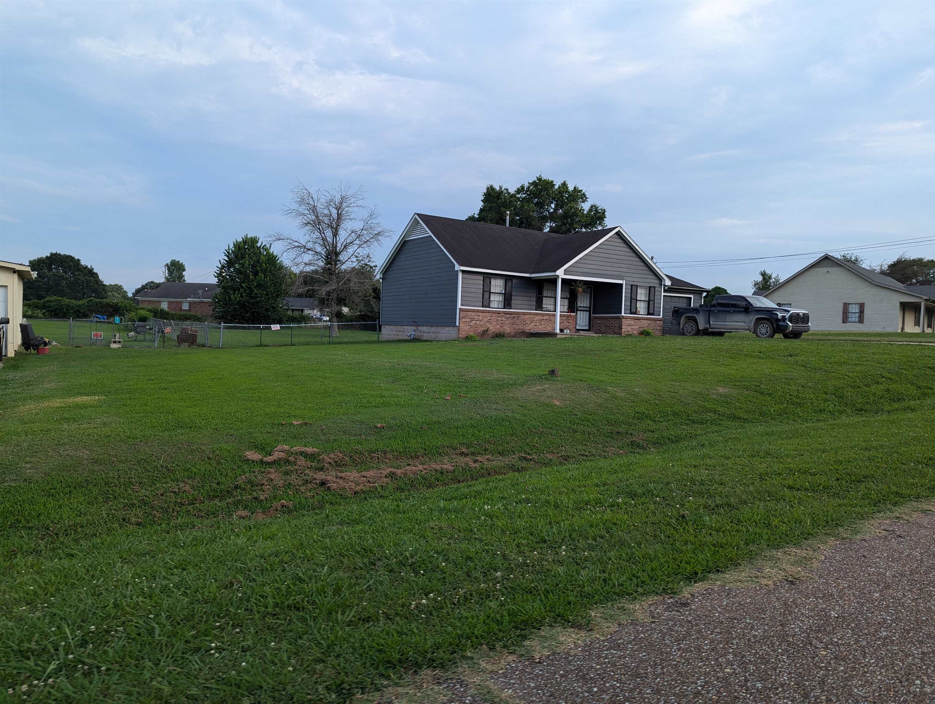 View of front facade featuring a front lawn