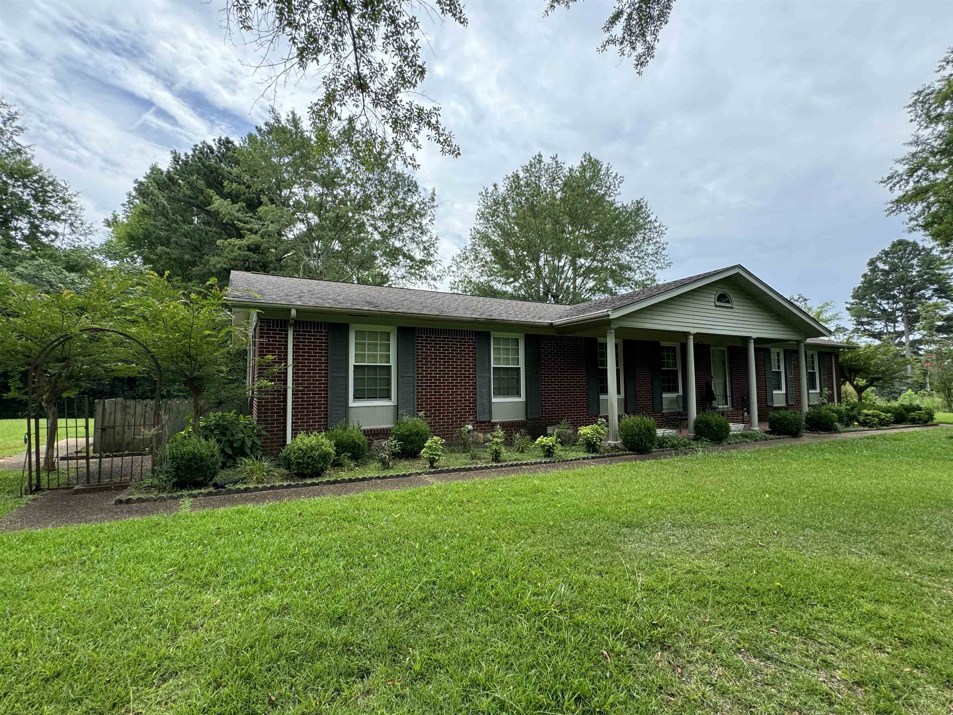 Ranch-style house with a front yard